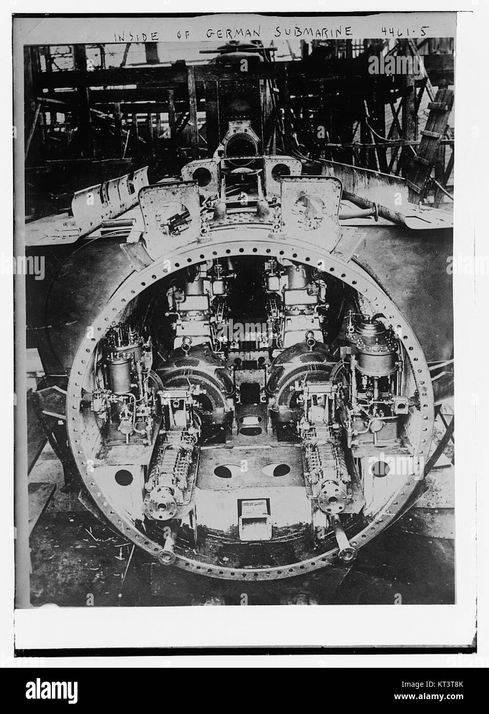 La fotografia intitolata "Inside of German Submarine (24395954210)" offre uno sguardo all'interno di un sottomarino tedesco, mostrando gli spazi ristretti e il design funzionale delle navi navali. Tali immagini forniscono preziose informazioni sull'ingegneria militare e sulla vita sottomarina. Foto Stock