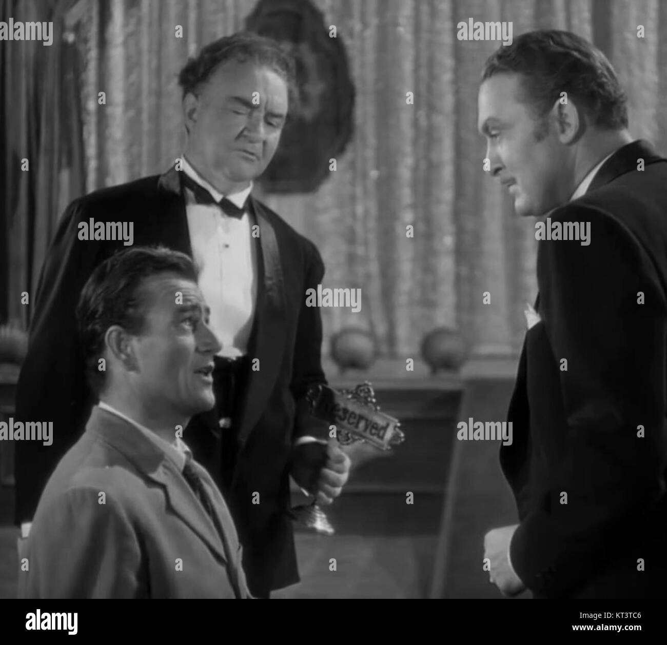 In Old Oklahoma (1943) è un film statunitense ambientato all'inizio del XX secolo, che descrive la vita e le lotte dei personaggi nello stato dell'Oklahoma. Il film esplora temi di legge, società e relazioni personali, ambientati sullo sfondo della frontiera americana. Foto Stock