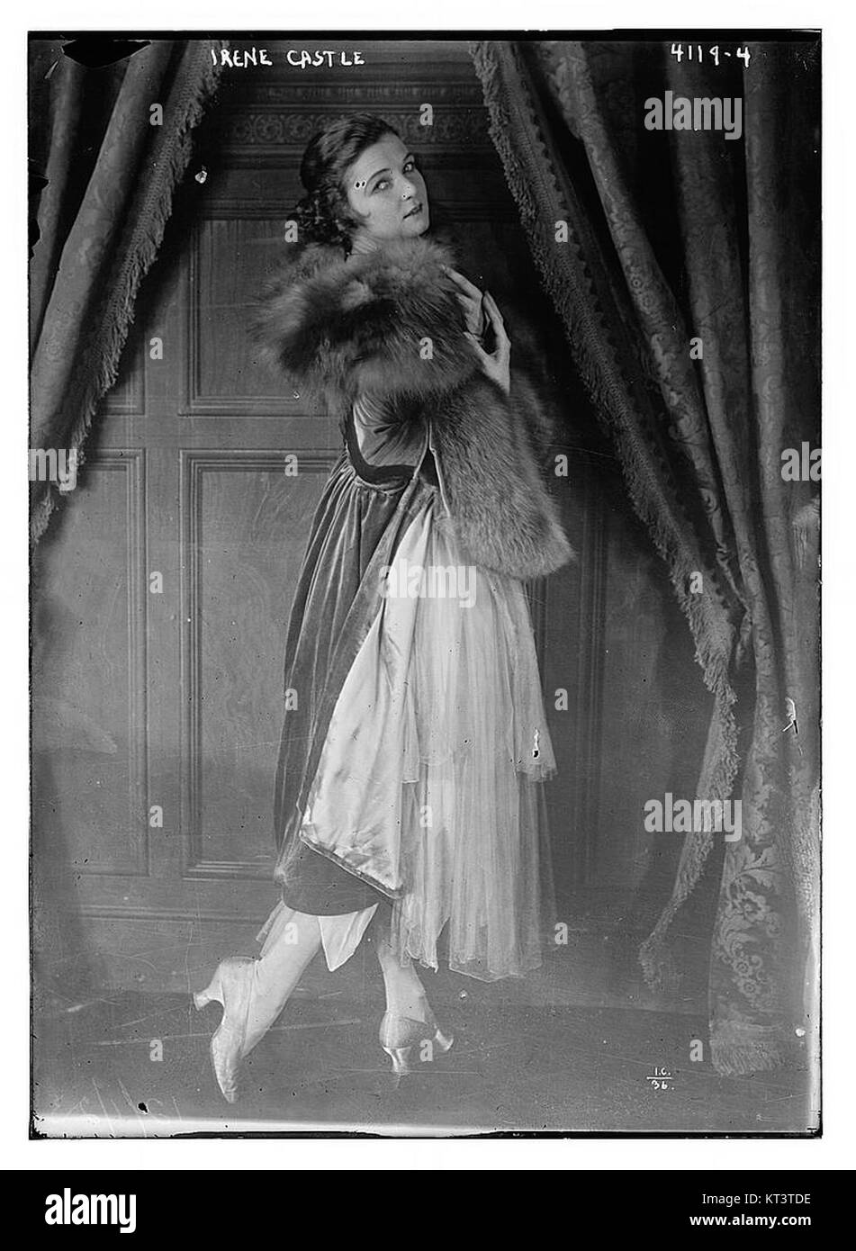Irene Castle era una ballerina americana, ampiamente conosciuta per la sua collaborazione con Vernon Castle nella danza da sala da ballo, influente nella scena di danza dei primi anni del XX secolo. Foto Stock