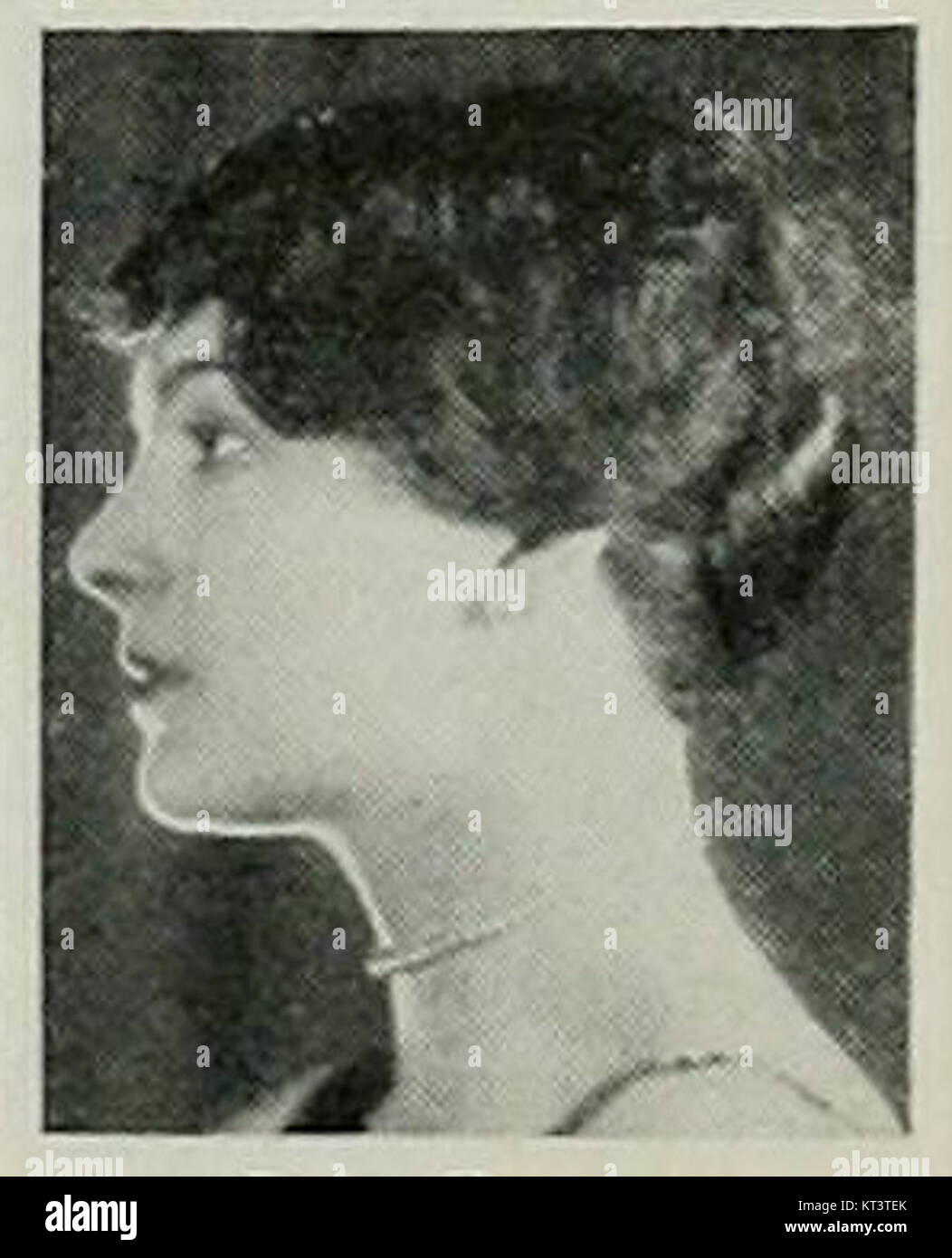 Questa immagine è una fotografia di Iris Stuart, un individuo di spicco di importanza storica o culturale. La foto la cattura in un momento significativo, contribuendo alla sua eredità e al più ampio contesto culturale del suo tempo. Foto Stock