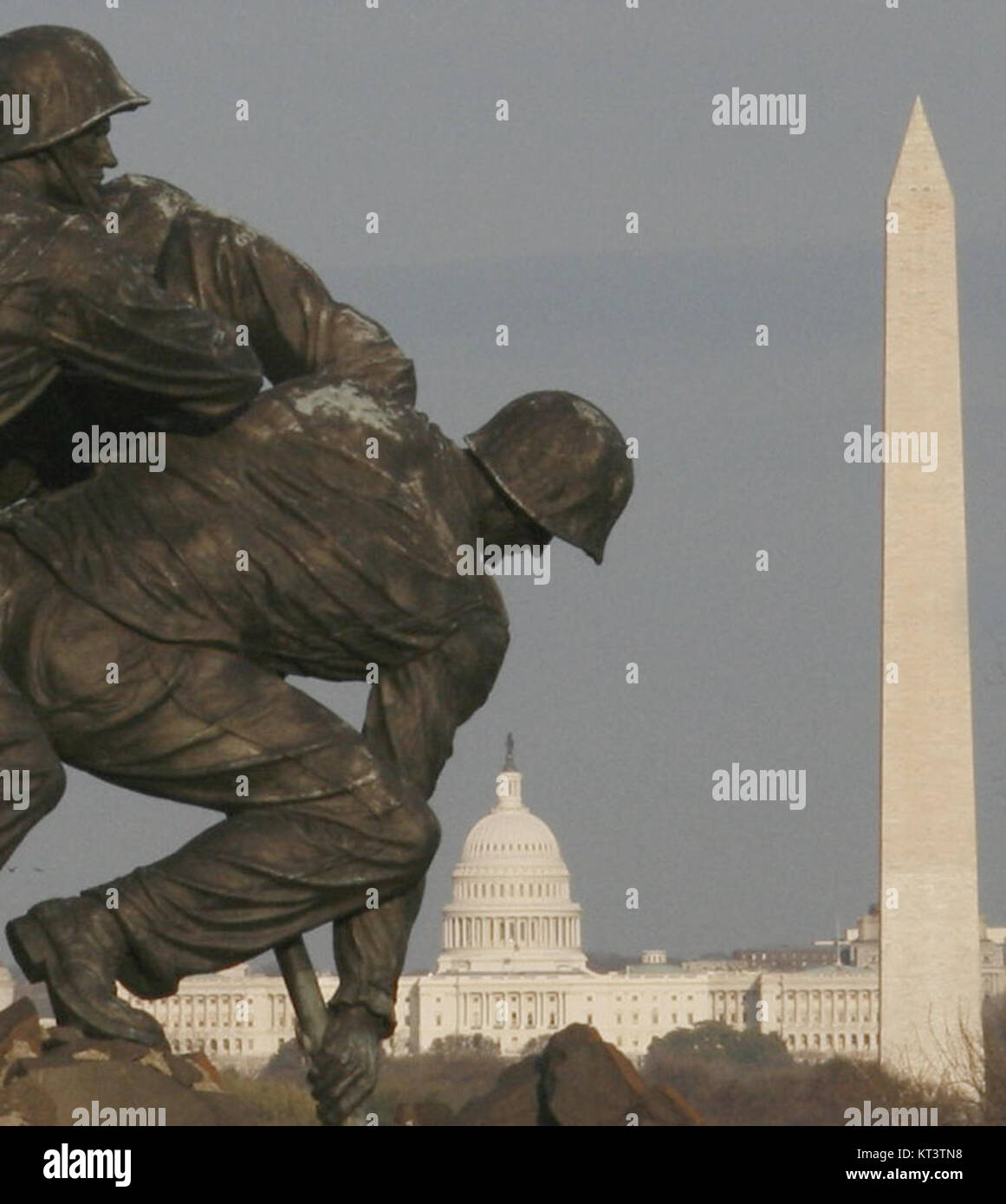 Il Marine Corps War Memorial, comunemente noto come Iwo Jima Memorial, onora tutti i marines morti nelle guerre statunitensi. Situato ad Arlington, Virginia, presenta una scultura in bronzo raffigurante l'iconica alzata bandiera del 1945 su Iwo Jima. Nelle vicinanze, altri monumenti significativi includono il Lincoln Memorial, il monumento a Washington e il Campidoglio degli Stati Uniti, ognuno dei quali riflette momenti cruciali della storia americana. Foto Stock