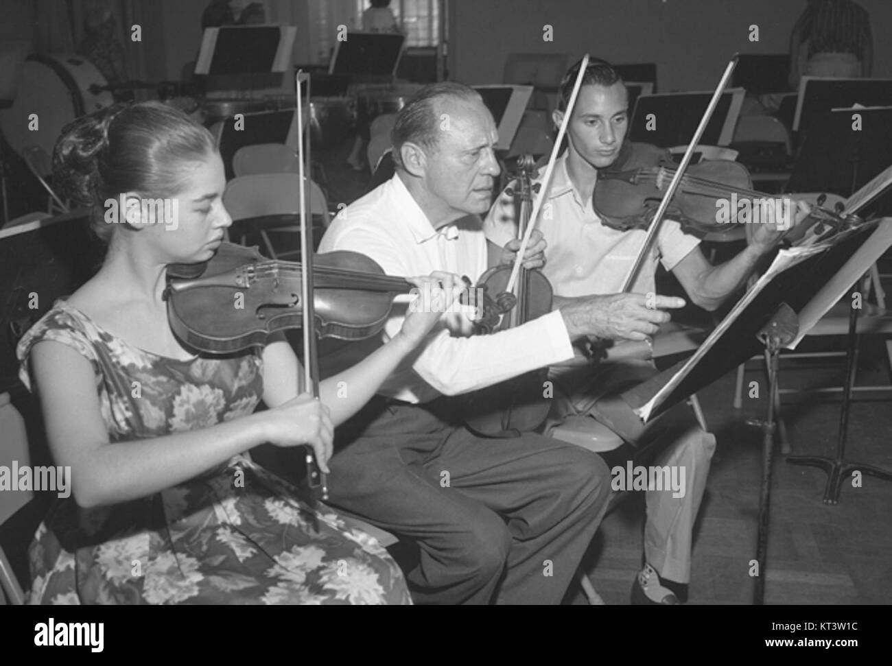 Questa fotografia mostra il comico Jack Benny durante una prova per uno dei suoi spettacoli popolari. Conosciuto per la sua presenza e tempismo comico, gli spettacoli di Benny divennero iconici nella storia della televisione e della radio americana. Foto Stock