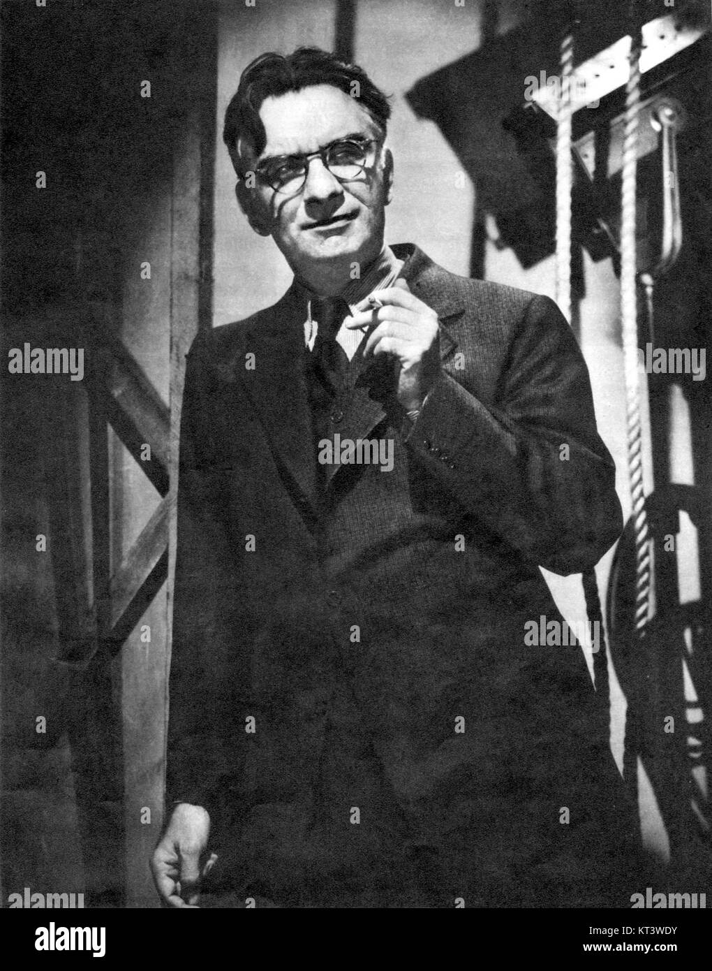 James M. Cain era uno scrittore statunitense, meglio conosciuto per i suoi romanzi noir e thriller suspense. Le sue opere includono "The Postman Always Rings Twice" e "Double Indemnity", entrambi adattati in film di successo. Foto Stock