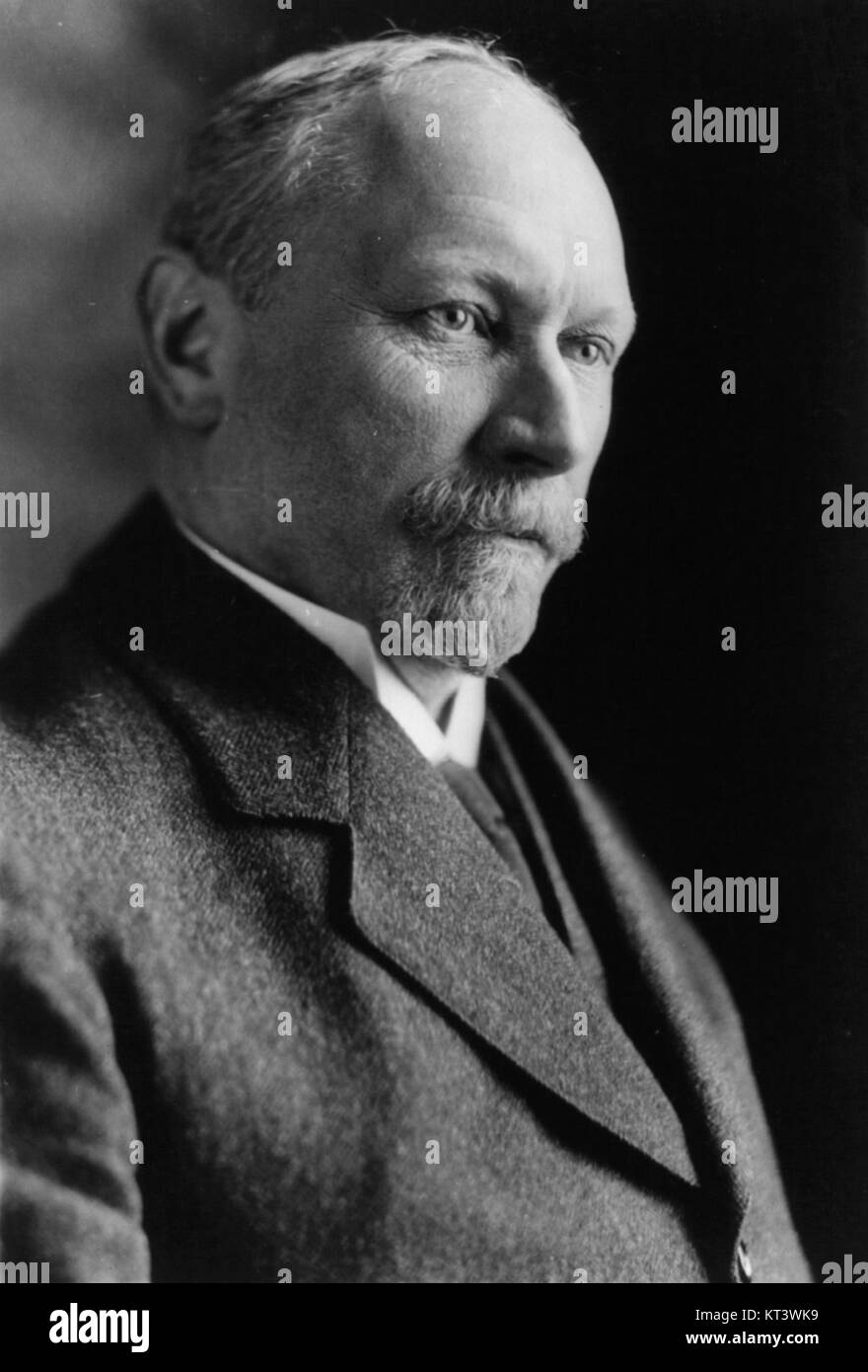 Jan Christiaan Smuts era uno statista sudafricano, leader militare e filosofo. Ha svolto un ruolo chiave nella formazione dell'Unione del Sudafrica e ha servito come primo ministro e in seguito come presidente del paese. Smuts fu anche influente nella diplomazia internazionale, in particolare durante la prima e la seconda guerra mondiale Foto Stock