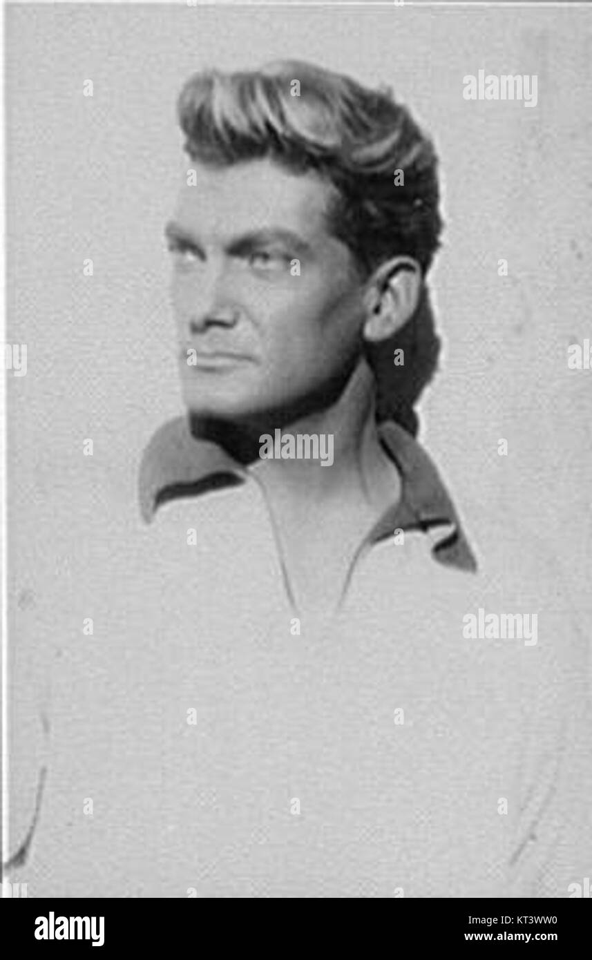 Un ritratto dell'attore francese Jean Marais, fotografato da Carl Van Vechten nel 1947. L'immagine cattura le caratteristiche impressionanti e il comportamento raffinato di Marais, riflettendo il suo ruolo di primo piano nel cinema francese durante la metà del XX secolo. Foto Stock