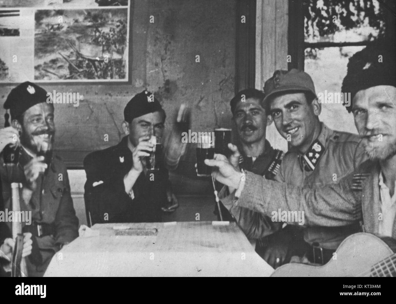 La frase "C48Cetnici, domobrani i ustau0107e zajedno piju" si traduce in "Cetniks, Home Guards, e Ustau0161e bevono insieme". Per comprenderne il significato è necessario un ulteriore contesto. Foto Stock