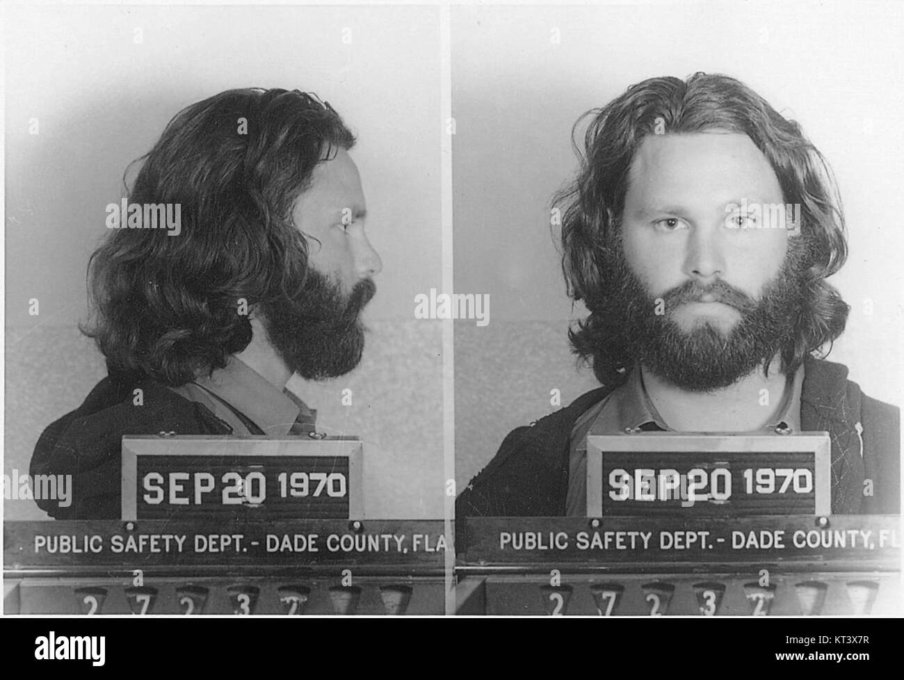 Una foto di Jim Morrison, il famoso cantante e frontman americano dei Doors, scattata dopo il suo arresto nel 1969, catturando un momento cruciale nella sua turbolenta carriera. Foto Stock