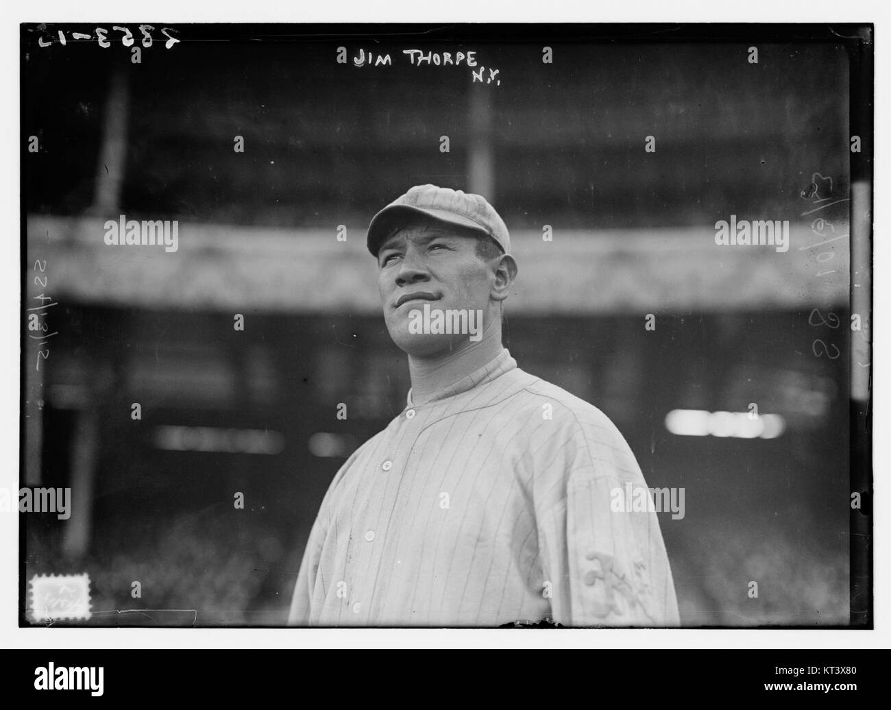 Questa immagine mostra Jim Thorpe, un iconico atleta americano, che gioca a baseball per la squadra della New York National League al Polo Grounds di New York. Thorpe, rinomato per la sua abilità in molteplici sport, ha anche giocato a baseball professionistico, dimostrando la sua versatilità in atletica leggera. Foto Stock