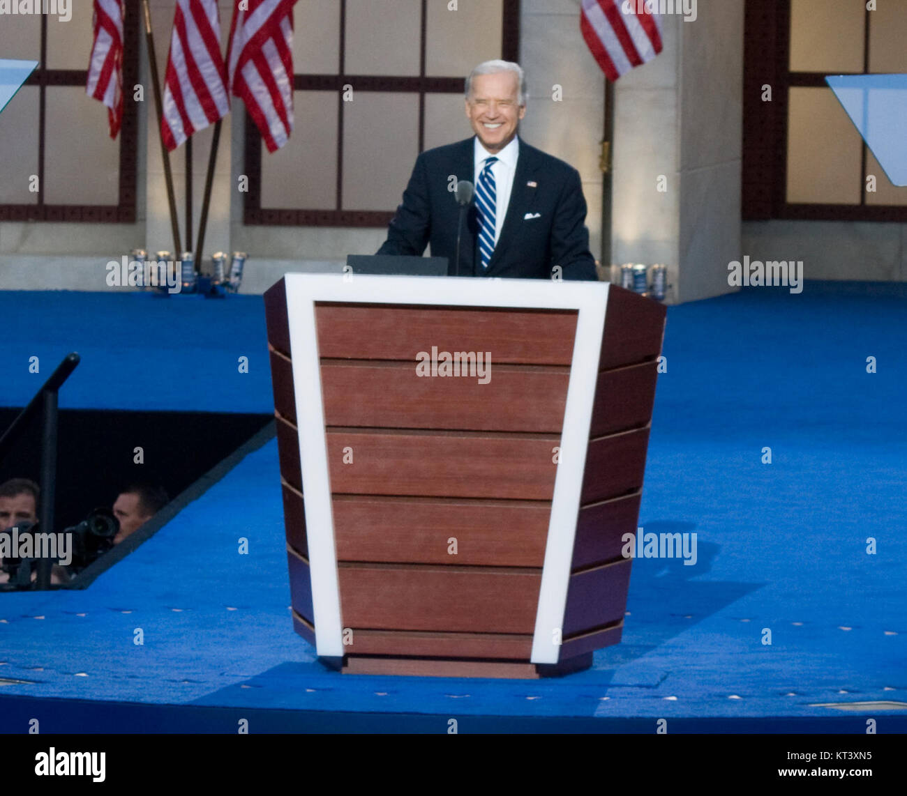 Questa immagine mostra Joe Biden alla Convention Nazionale Democratica del 2008, dove è stato nominato come candidato vicepresidente per Barack Obama. Il momento segnò un punto significativo nella storia politica americana. Foto Stock