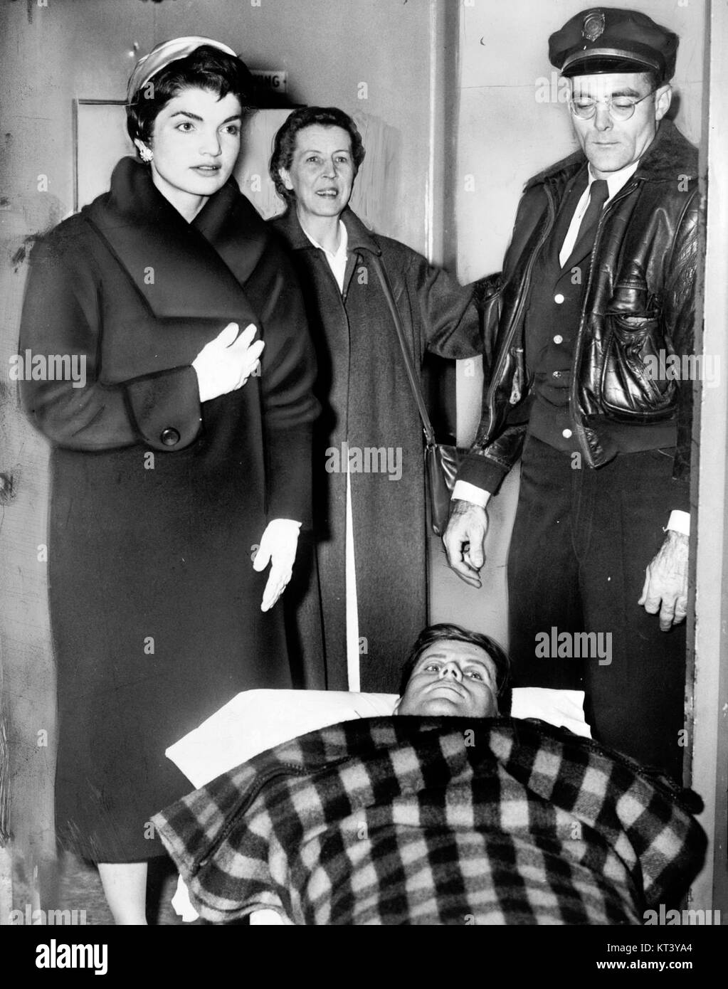 Questa iconica fotografia mostra John F. Kennedy dopo aver subito un intervento chirurgico alla colonna vertebrale. Cattura un momento di ripresa durante la sua carriera politica nei primi anni '1960 Foto Stock