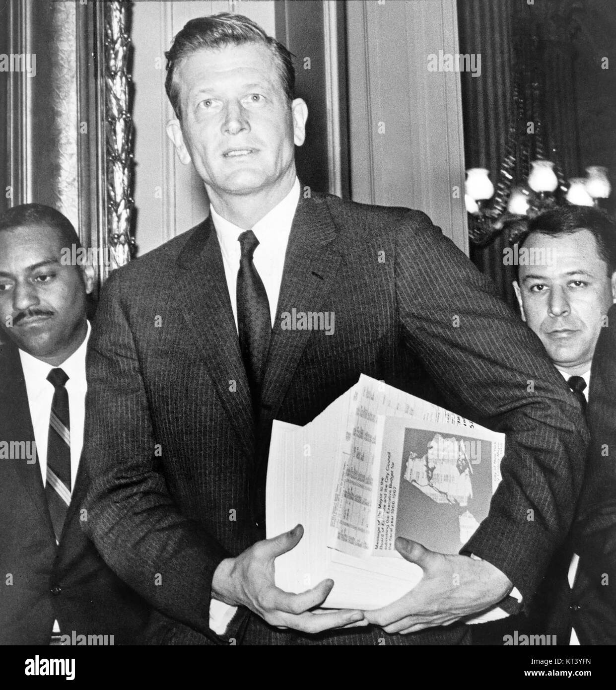 John Lindsay, una figura politica notevole, è presente in questo disco aggiornato del New York World-Telegram & Sun (NYWTS). L'immagine o il riferimento mette in evidenza il suo ruolo nella politica americana durante il XX secolo. Foto Stock
