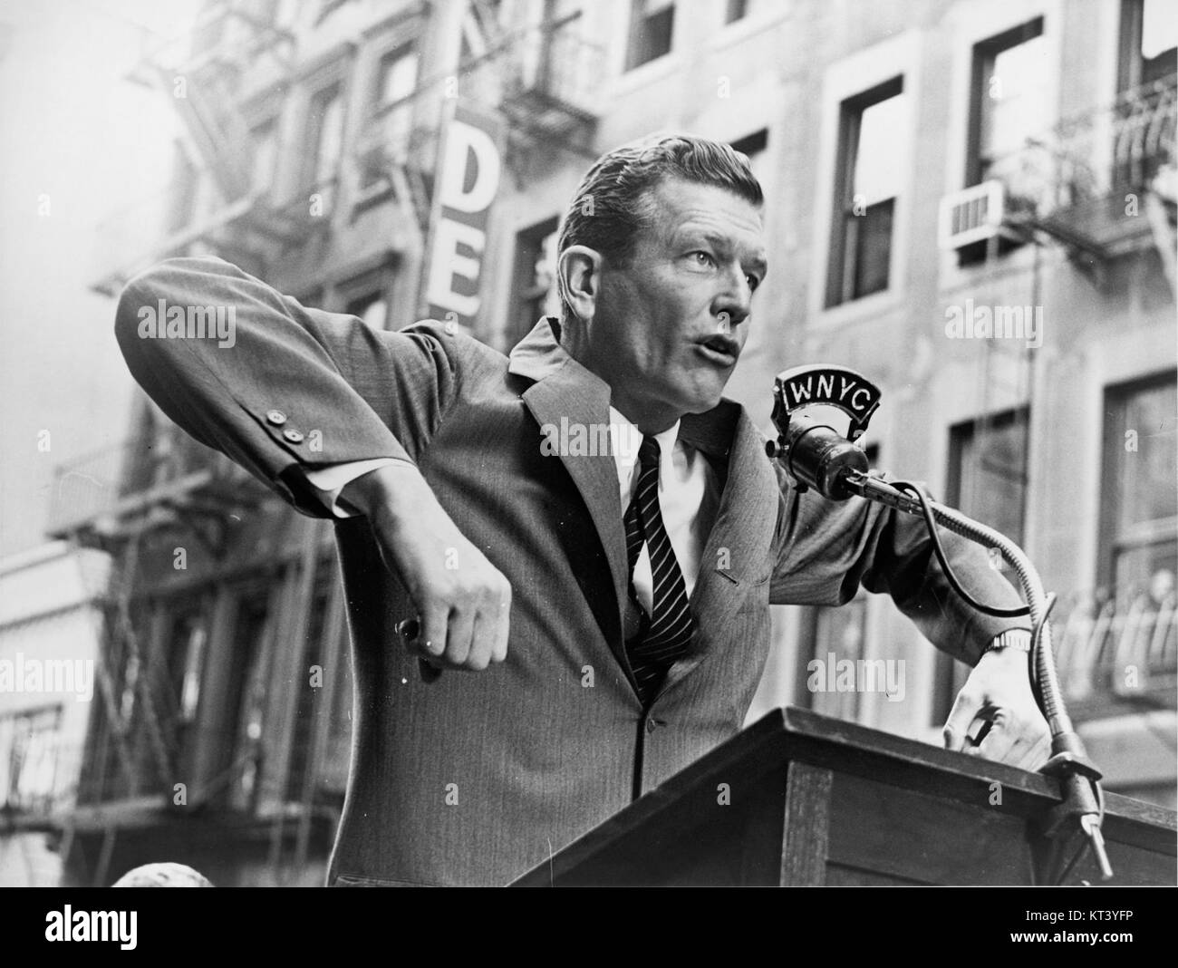 John Lindsay, ex sindaco di New York, è presente in questa immagine dell'esposizione mondiale di New York, che riflette la sua carriera politica e i suoi contributi allo sviluppo della città. Foto Stock