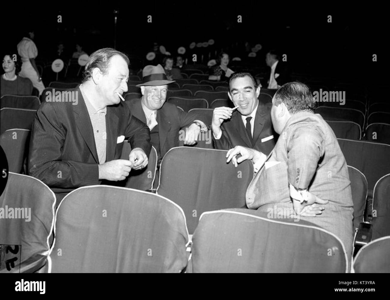 John Wayne, Maurice Chevalier, Anthony Quinn e Jerry Wald furono tutti coinvolti nelle prove per gli Academy Awards del 1958. Questo evento ha messo in mostra la collaborazione e la preparazione di celebri star dell'epoca. Foto Stock