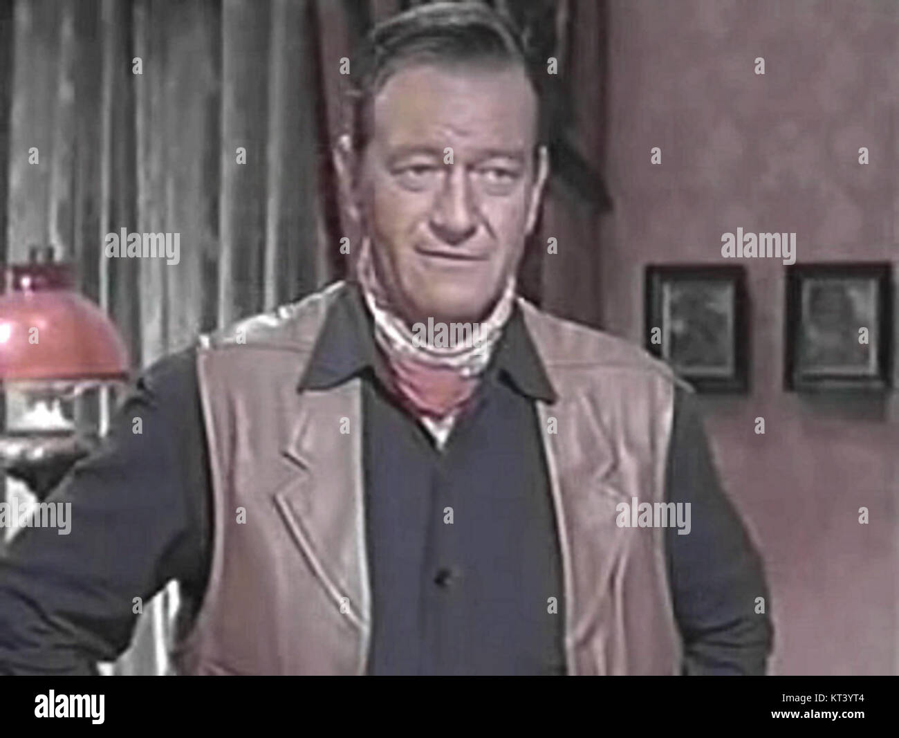 Un ritratto di John Wayne come il suo iconico personaggio, McLintock, tratto dal film WESTERN del 1963, che cattura la sua personalità aspra e la sua presenza autorevole. Foto Stock