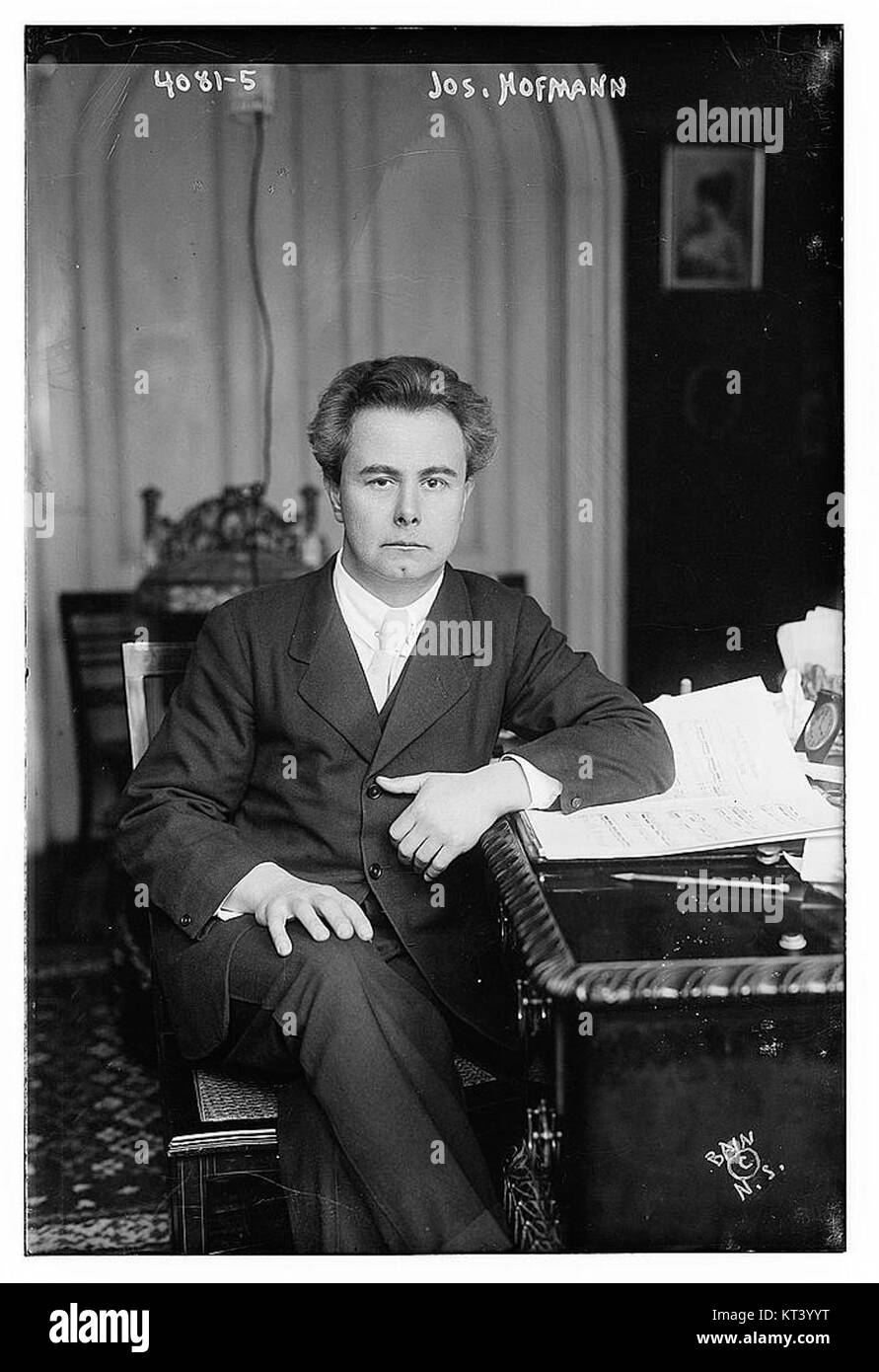 Una fotografia storica di Jos. Hofmann, probabilmente una figura significativa nella musica o nelle arti dell'inizio del XX secolo L'immagine cattura l'essenza della moda e del ritratto di periodâ. Foto Stock