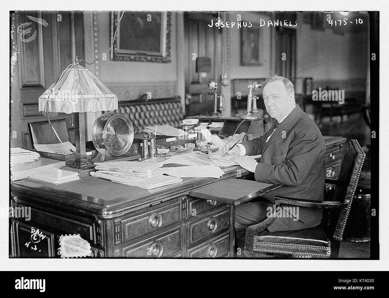 Josephus Daniels fu una figura influente nella storia americana, particolarmente noto per il suo lavoro come politico, diplomatico e editore di giornali. Questa immagine cattura un momento legato alla sua carriera. Foto Stock