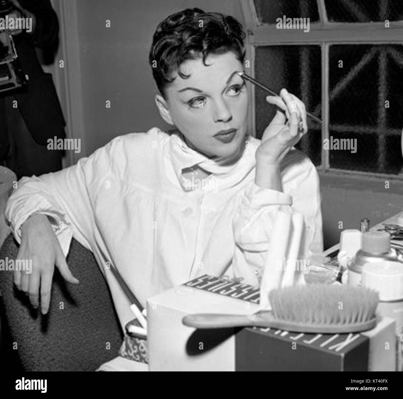 Judy Garland, un'iconica attrice e cantante americana, si è esibita al Greek Theater di Los Angeles durante la sua carriera storica. Il locale, noto per le sue esibizioni all'aperto, ha fatto da sfondo a molti spettacoli leggendari, tra cui l'indimenticabile presenza sul palco e il talento vocale di Garland. Foto Stock