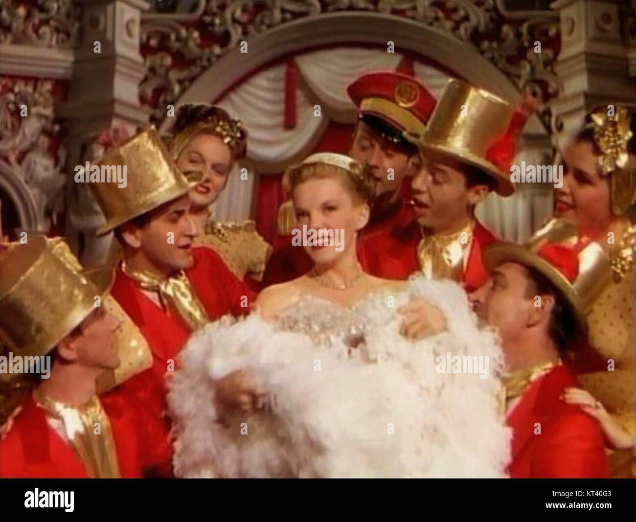 Judy Garland ha recitato nel film del 1946 "Till the Clouds Roll By", un biopic musicale sulla vita del compositore Jerome Kern. La performance di Garland nel film mostrava il suo talento vocale e la sua gamma di recitazione. Foto Stock Judy Garland ha recitato nel film del 1946 "Till the Clouds Roll By", un biopic musicale sulla vita del compositore Jerome Kern. La performance di Garland nel film mostrava il suo talento vocale e la sua gamma di recitazione. Foto Stock