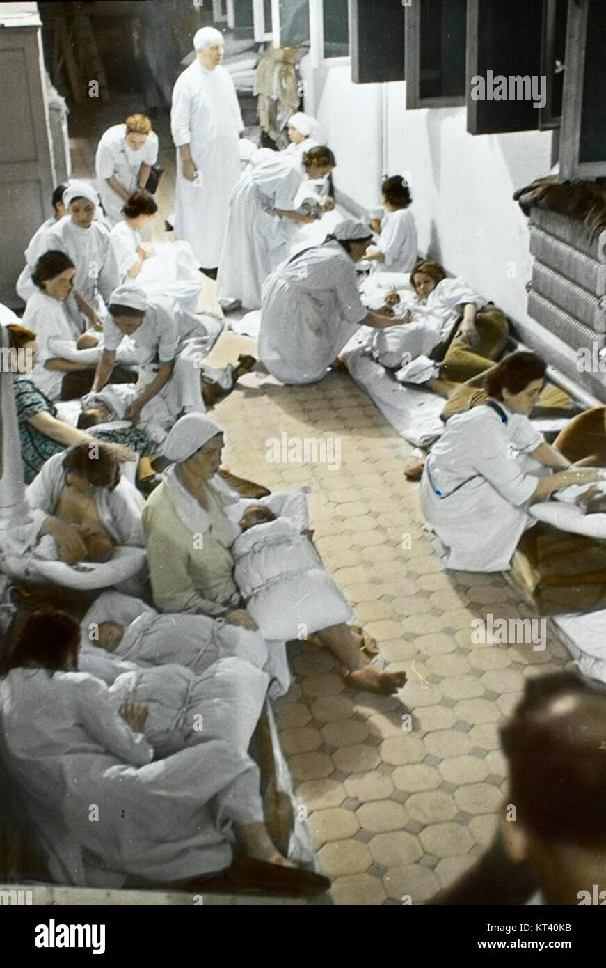 Julien Bryan è stato un regista e fotografo statunitense pioniere noto per la sua documentazione sulla seconda guerra mondiale e altri eventi storici significativi. Questa immagine fa parte della sua iconica collezione che cattura i momenti della sua vita e del suo lavoro. Foto Stock