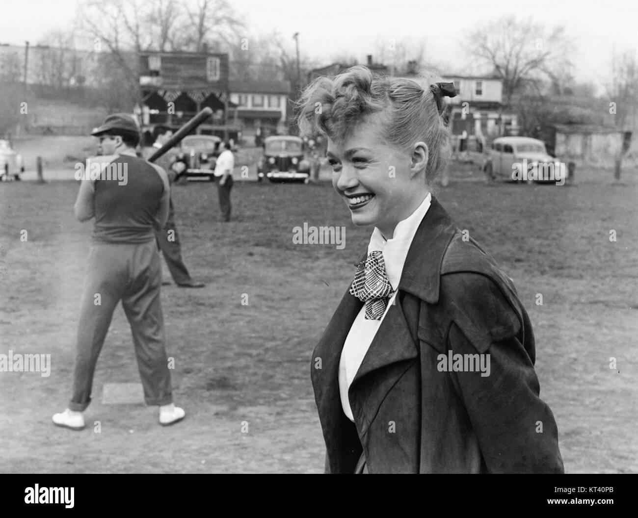 Una foto del cantante jazz June Christy e del compositore Pete Rugolo del 1947 o 1948. L'immagine li cattura durante la loro collaborazione nella scena jazz del dopoguerra, sottolineando i loro ruoli significativi nella storia del jazz americano. Foto Stock