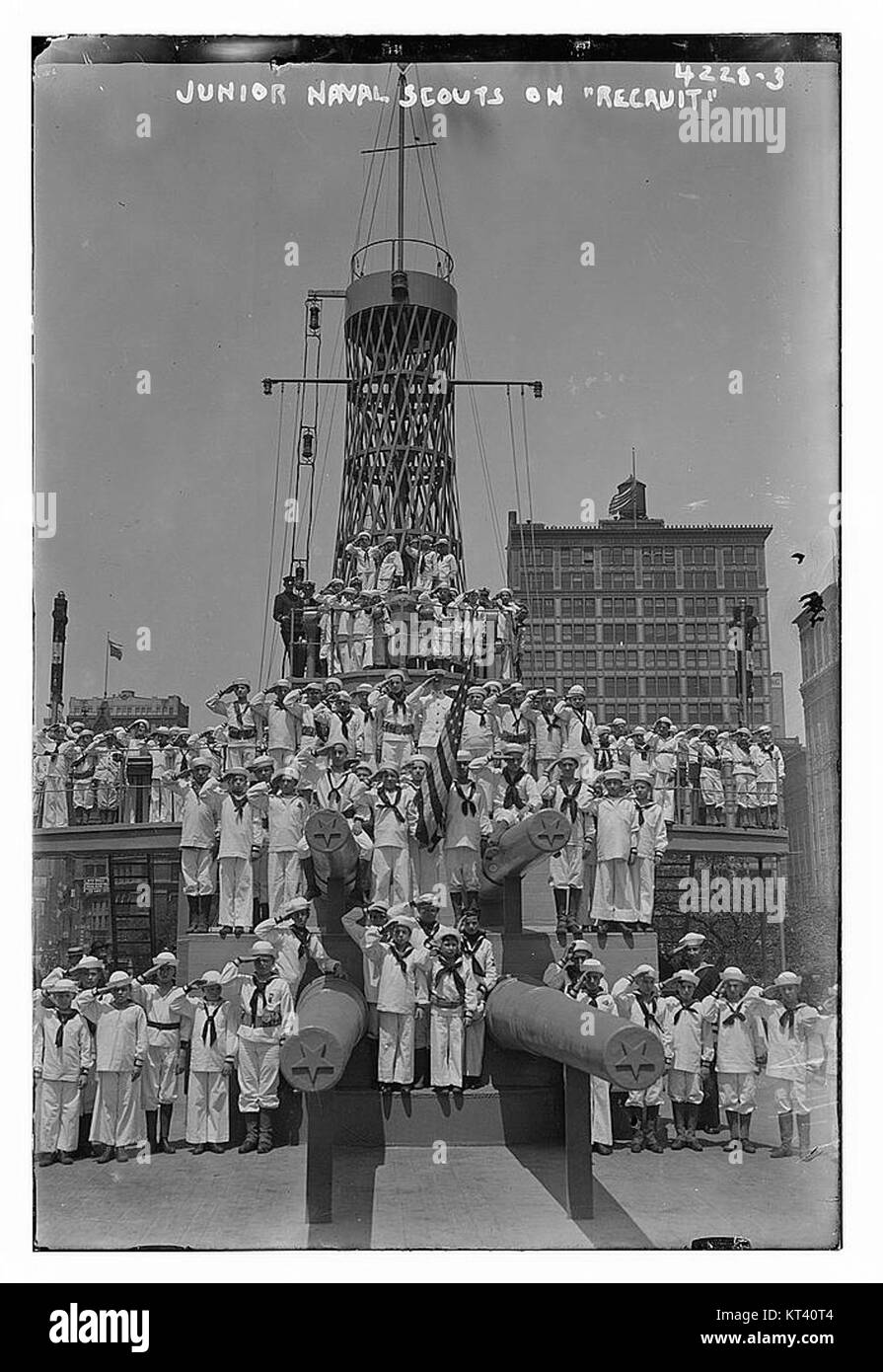 Questa immagine raffigura Junior Naval Scouts a bordo della nave RECRUIT, un gruppo di giovani individui impegnati in attività di addestramento navale. Foto Stock