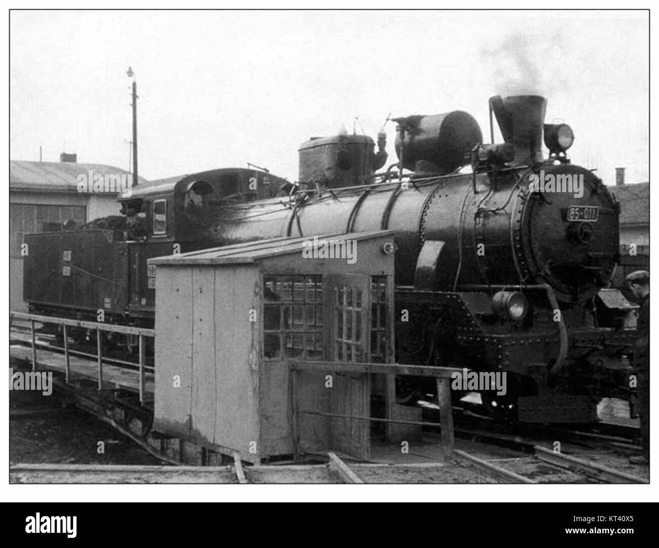 Il JZ 85-011 è un veicolo militare utilizzato dalle forze armate, noto per la sua struttura resistente e la sua capacità in ambienti difficili. Fa parte di una serie progettata per operazioni tattiche e trasporto su terreni difficili. Foto Stock