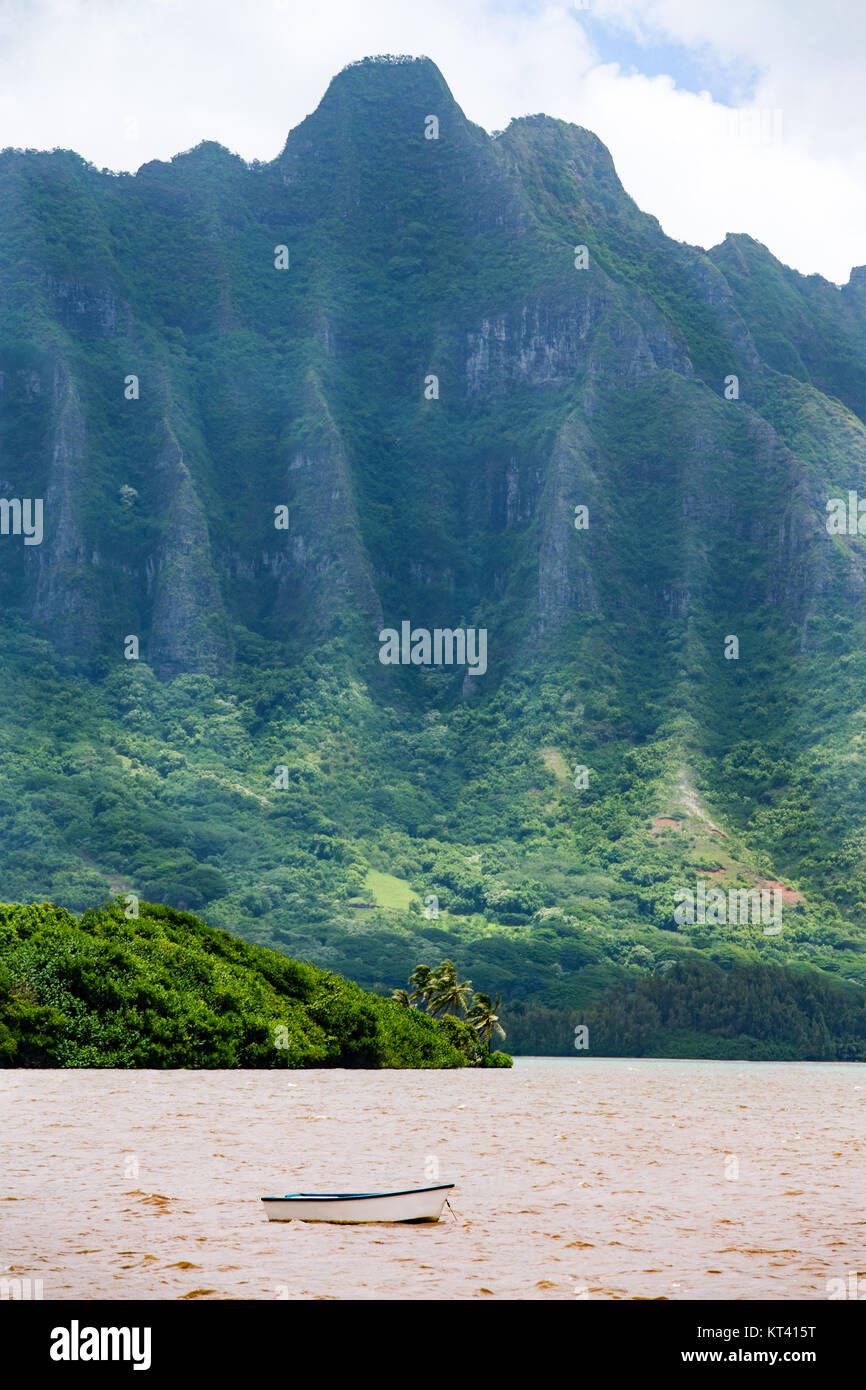Vista panoramica del crinale Kualoa, Hawaii da Walahole con il robusto ripidi picchi boschiva salendo dalla costa che forma parte della cresta Kualoa natura R Foto Stock