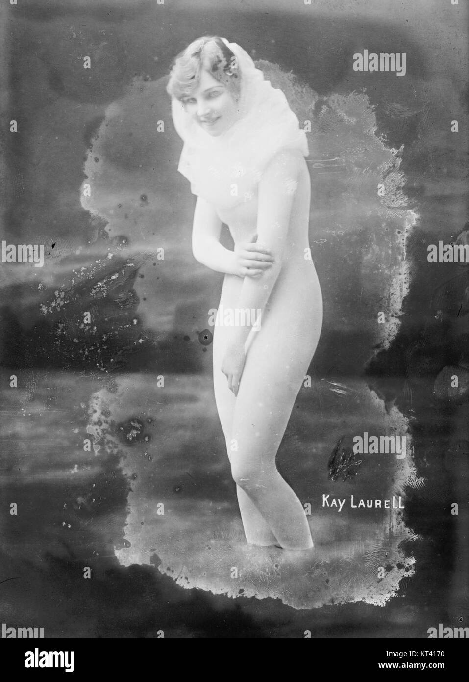La posa del calendario Kay Laurell cattura l'immagine iconica di una modella o di una celebrità in posa per un calendario. L'immagine rappresenta probabilmente una moda o una cultura pin-up della metà del XX secolo. Foto Stock