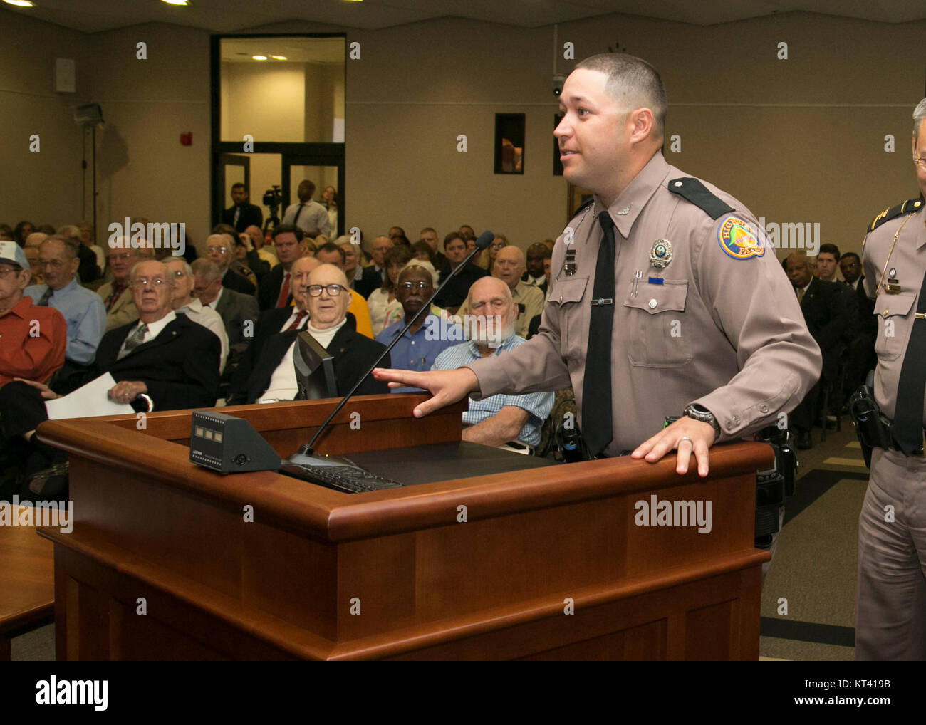 La riunione del gabinetto KB 1730 si riferisce a un evento o a una riunione di un organo di governo o di un team esecutivo. Sebbene il contesto di questa riunione non sia chiaro, è probabile che abbia coinvolto importanti discussioni o decisioni relative a governo, affari o altre questioni organizzative durante il periodo di tempo in cui si è svolta. Foto Stock