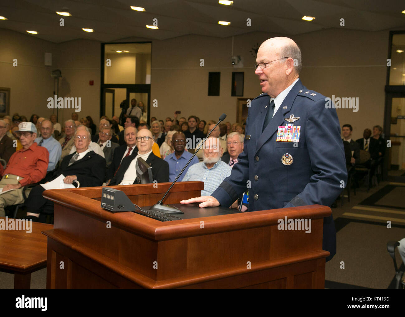 Fotografia della riunione del gabinetto KB 1747, che cattura i partecipanti e l'ambientazione di questo incontro governativo. Foto Stock