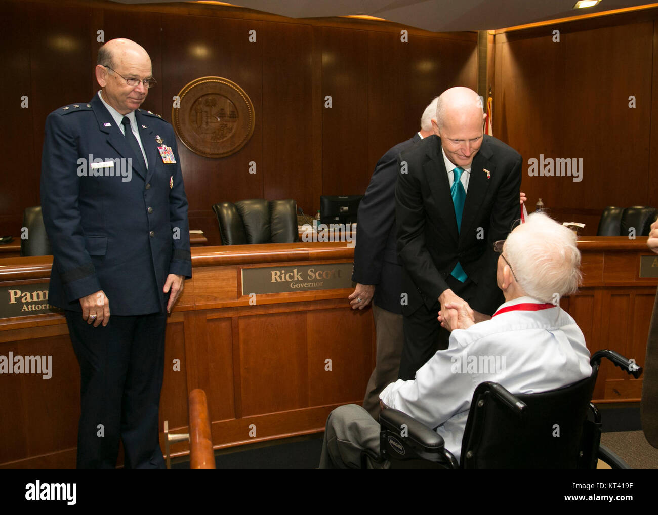 La riunione del gabinetto del KB 1758 si riferisce a un evento storico, probabilmente una riunione tenutasi nel 1758, che coinvolge funzionari di alto rango o un gabinetto di un governo. Questo evento è significativo nel contesto degli sviluppi politici o storici in quel momento. Foto Stock