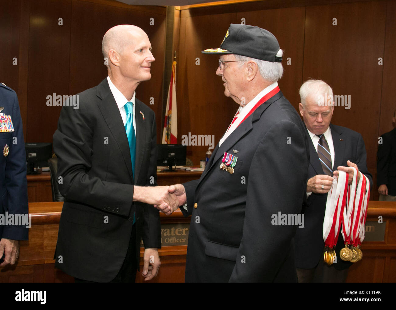 L'immagine della riunione del Gabinetto del KB 1764 cattura un momento storico nell'arena politica. Mostra individui del gabinetto, probabilmente discutendo questioni critiche di stato durante l'anno 1764. Foto Stock