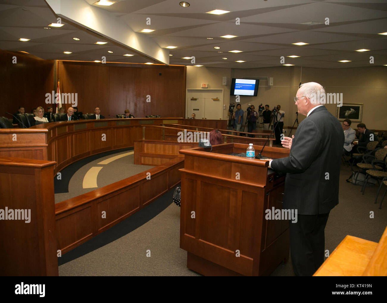 Questo documento, KB 2089, descrive in dettaglio i verbali e le decisioni prese durante una riunione di gabinetto, che fornisce informazioni sulle operazioni governative e sul processo decisionale in un momento specifico. Foto Stock