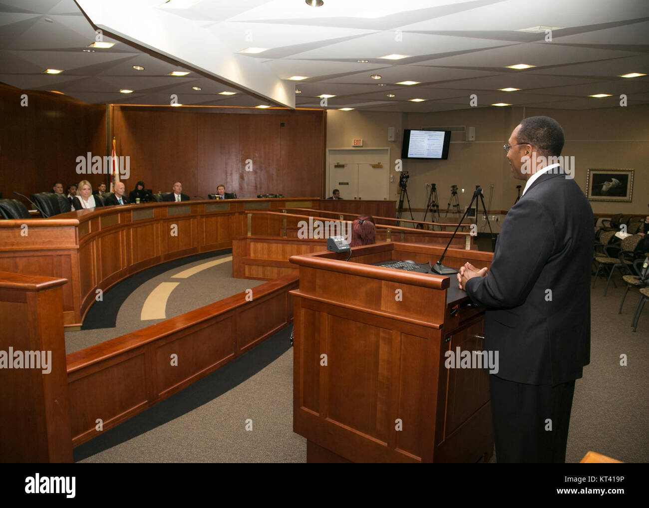 La "riunione del gabinetto del KB 2099" si riferisce a un'importante riunione governativa tenutasi nel 2099, che discute di questioni politiche, economiche o politiche rilevanti per la nazione o la regione. Foto Stock