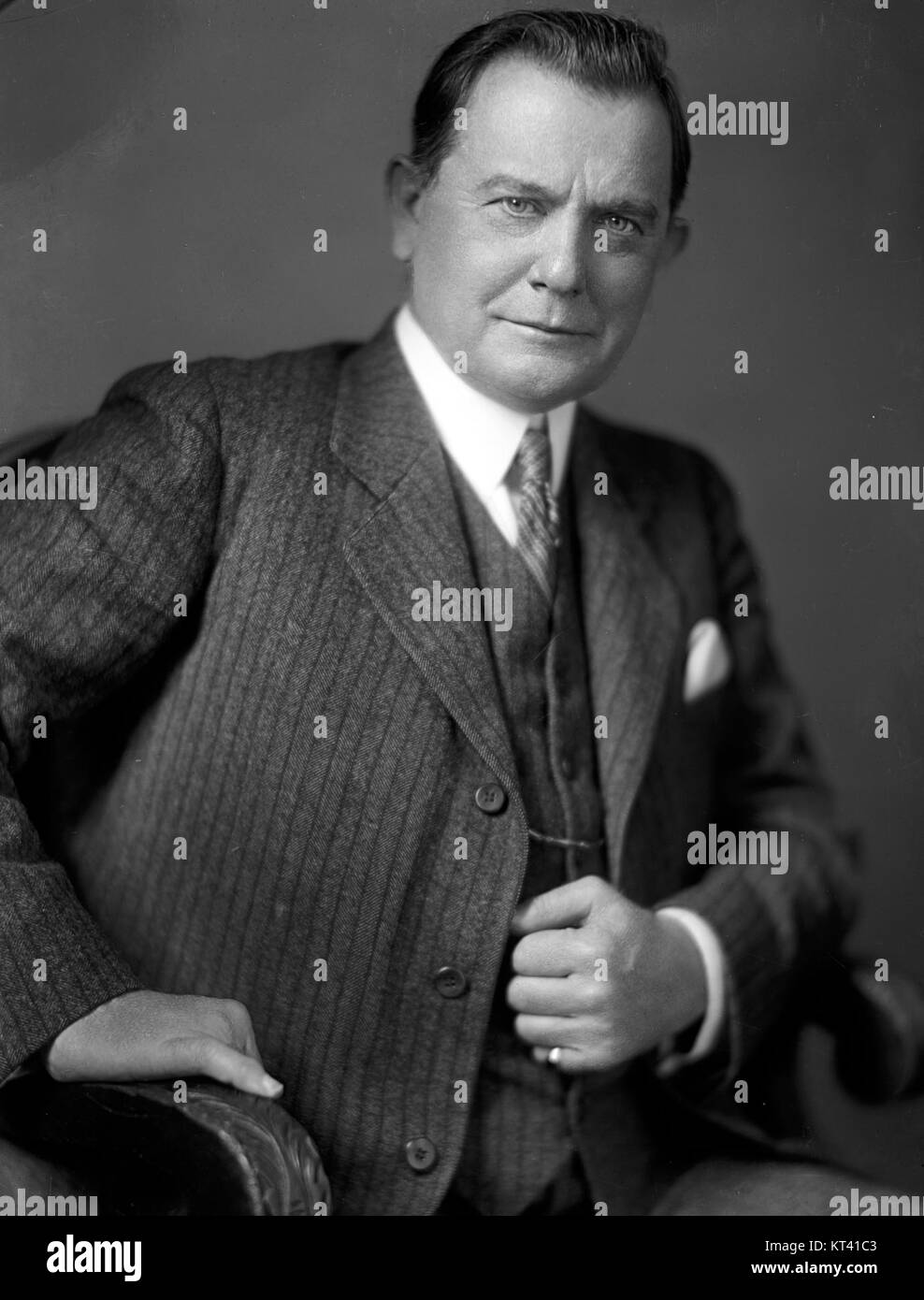 Kenneth McKellar è stato un tenore scozzese noto per la sua carriera operistica e classica, con contributi significativi alle scene musicali britanniche e internazionali durante tutta la sua carriera. Foto Stock