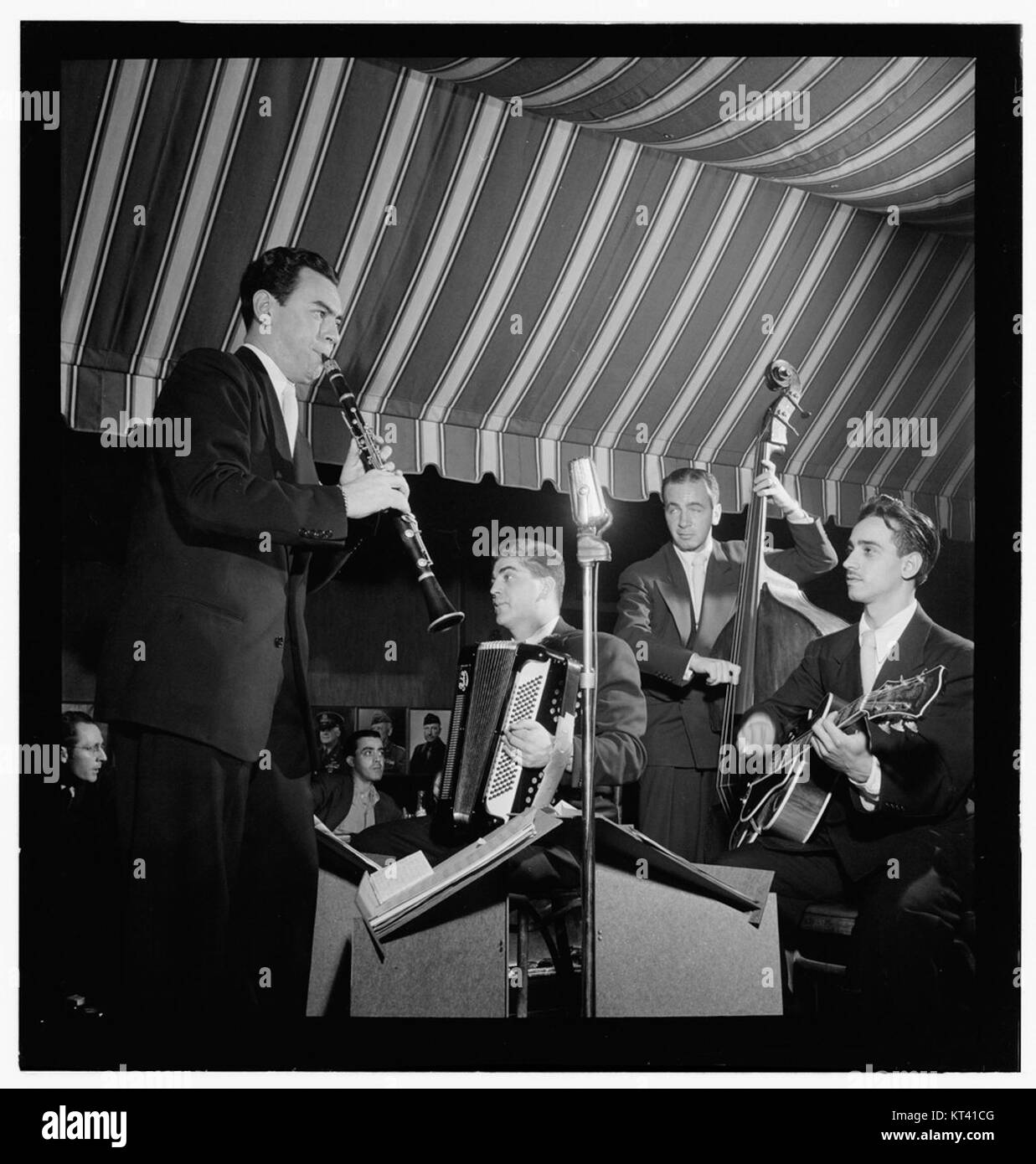 Un ritratto dei musicisti jazz Abe Most, Pete Ponti, Sid Jacobs e Jimmy Norton, realizzato alla Hickory House di New York, intorno al giugno 1947, catturando un momento significativo nella scena jazz della fine degli anni '1940 Foto Stock