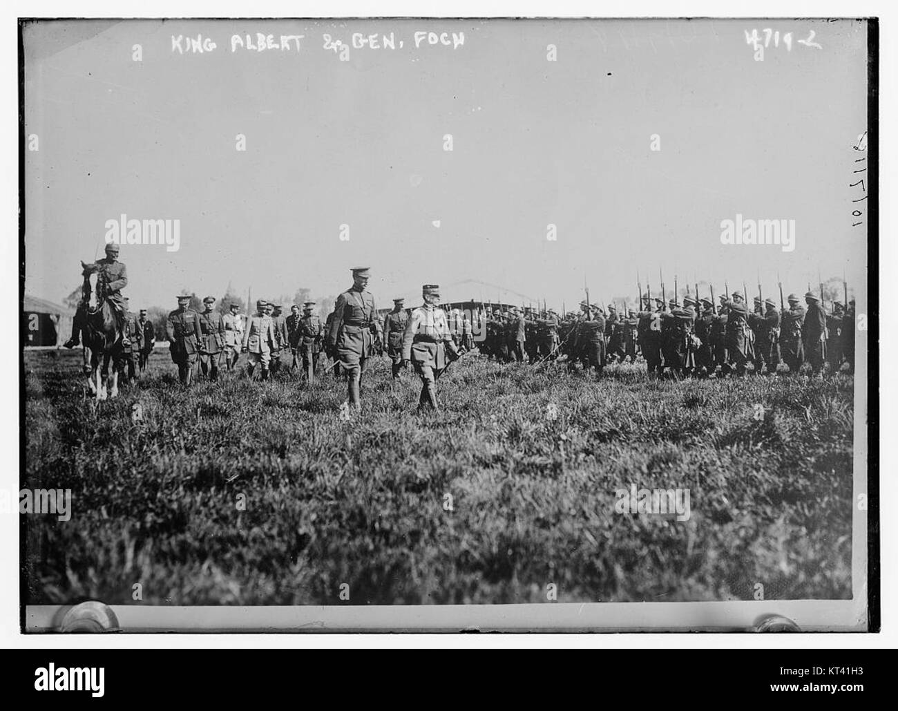 L'immagine raffigura il re Alberto i del Belgio e il generale Ferdinand Foch, figure chiave durante la prima guerra mondiale. Sono mostrati in un momento di solidarietà durante il conflitto, evidenziando la loro leadership e collaborazione militare durante la guerra. Foto Stock
