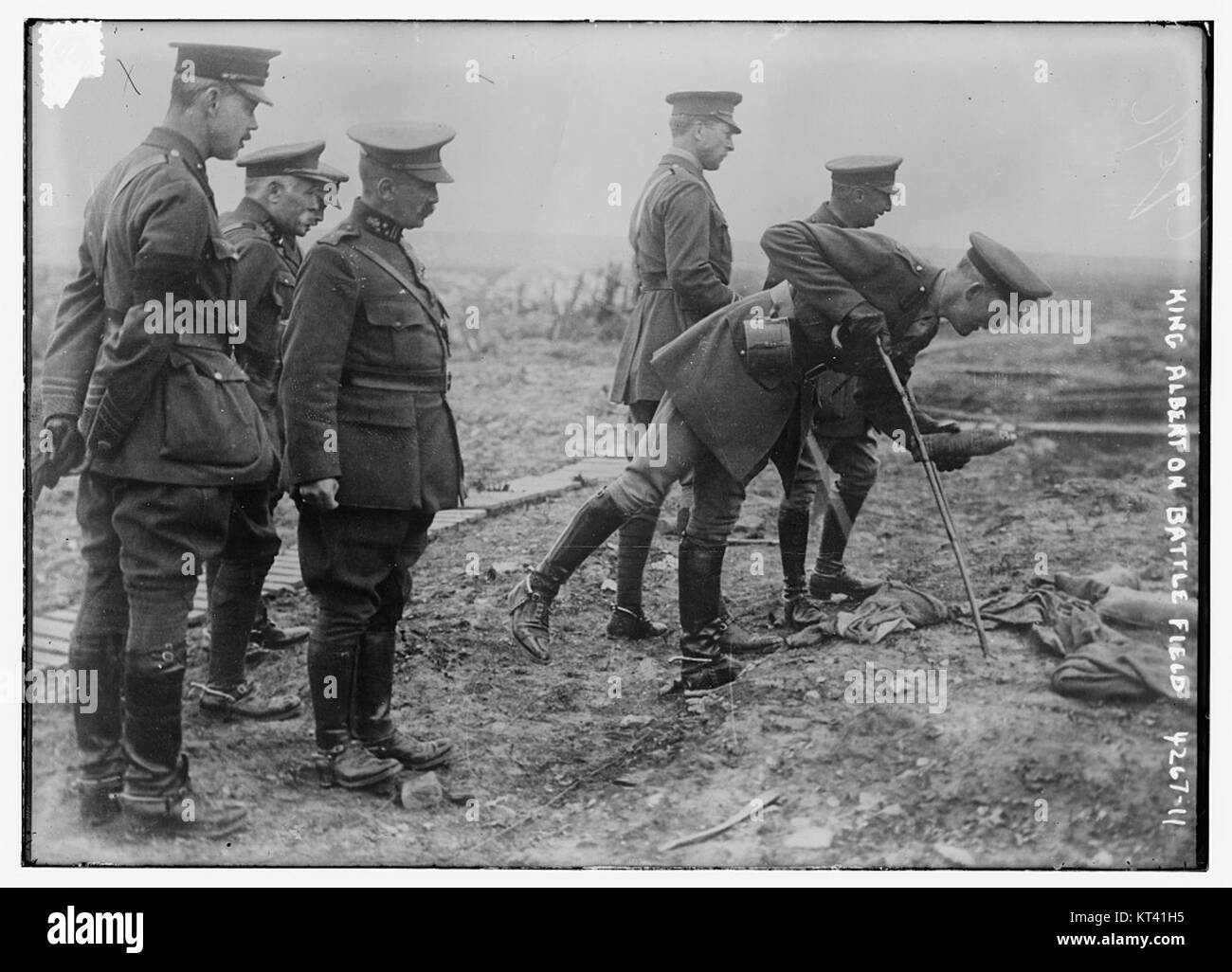 Questa immagine raffigura il re Alberto del Belgio in un campo di battaglia, probabilmente della prima guerra mondiale, dove svolse un ruolo significativo come monarca belga durante la guerra. Foto Stock