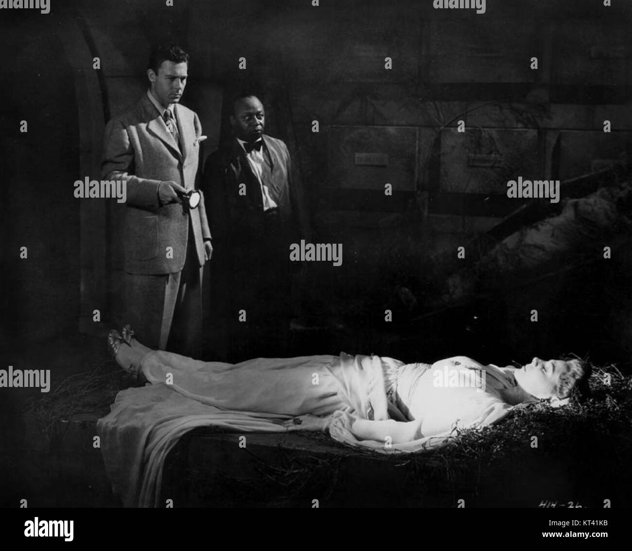 The King of the Zombies (1941) è un film horror in bianco e nero che esplora i temi del voodoo, del soprannaturale e degli zombie. Diretto da Jean Yarbrough, segue un gruppo di persone che incontrano strani eventi su un'isola remota. Il film riflette il fascino iniziale del genere per la tradizione voodoo e l'horror soprannaturale. Foto Stock