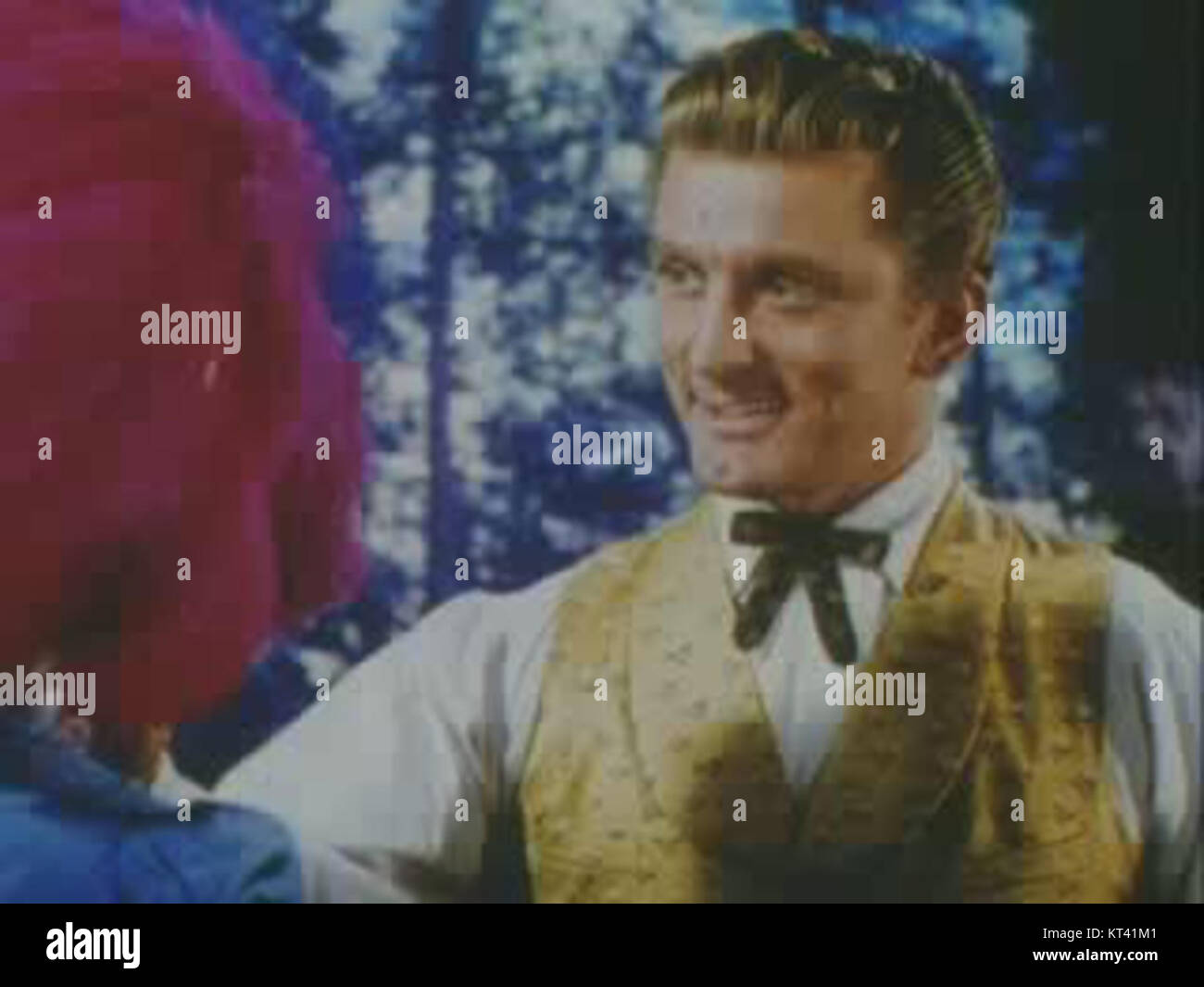 Questa immagine raffigura Kirk Douglas, un famoso attore di Hollywood, probabilmente in una scena o ambientazione che coinvolge grandi alberi. Noto per i suoi ruoli nei film classici, Douglas rappresenta l'età d'oro del cinema, con le sue rappresentazioni iconiche in film d'azione e drammatici. Foto Stock