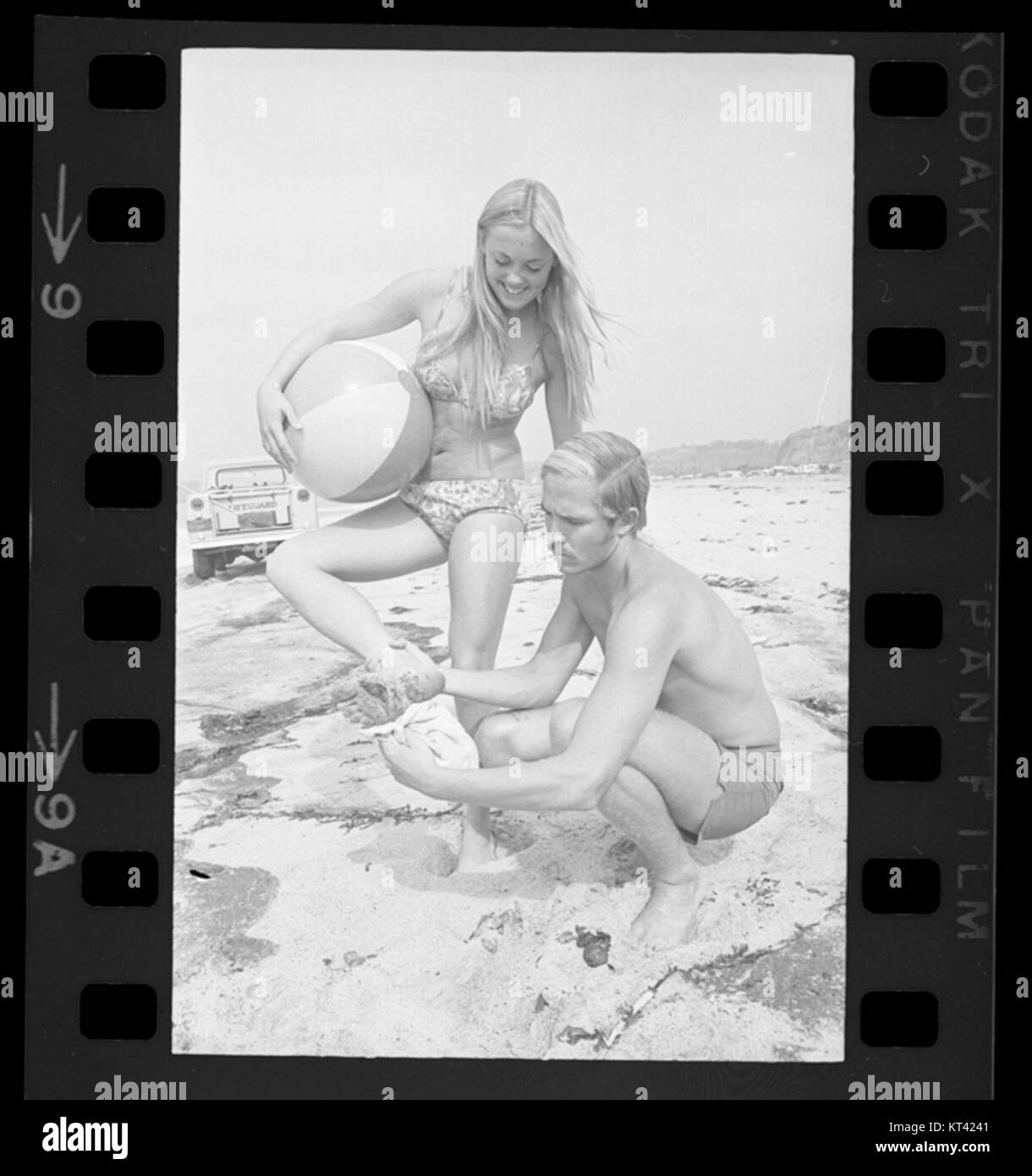 La fuoriuscita di petrolio di Laguna Beach si è verificata quando il petrolio è stato rilasciato nelle acque al largo della costa di Laguna Beach, California. L'evento ha avuto un impatto ambientale significativo, danneggiando gli ecosistemi marini locali e gli habitat naturali. Foto Stock