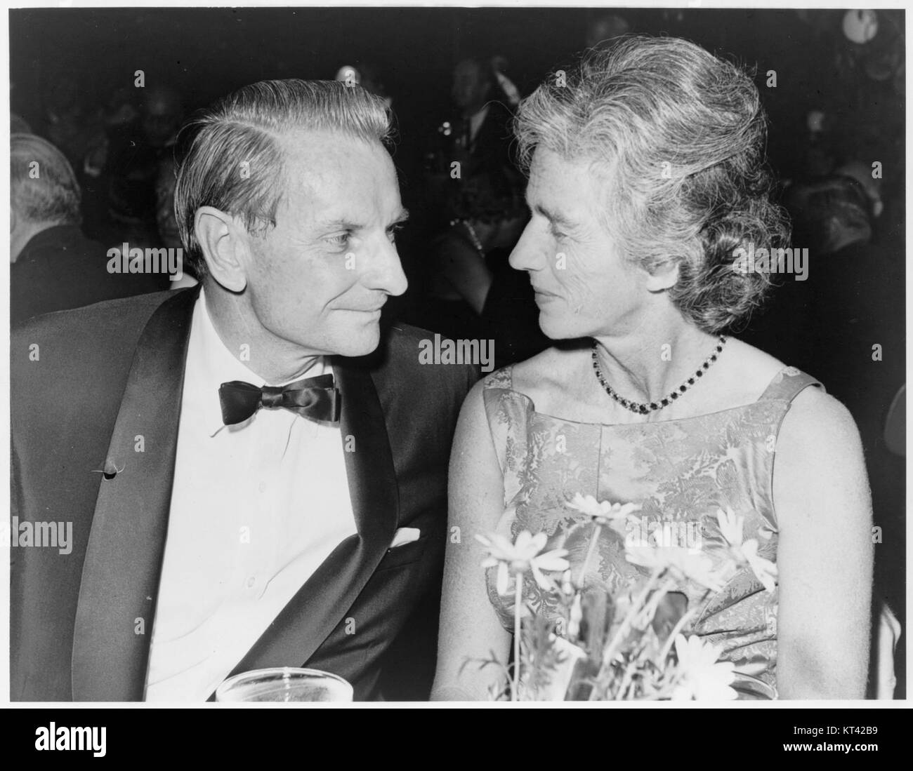 Fotografia di Laurance S. Rockefeller ad una festa con champagne al Vivian Beaumont Theater, Lincoln Center, 1965. Tratto da John Bottega per il New York World-Telegram e Sun Newspaper. Foto Stock
