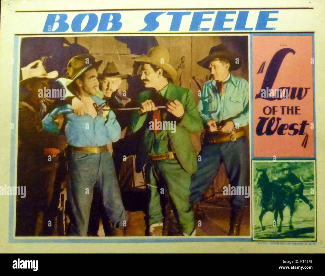 La lobby card 'Law of the West' è un pezzo promozionale degli anni '1920 che presenta immagini e testi relativi al genere cinematografico occidentale. Rappresenta la pubblicità cinematografica dei primi anni del XX secolo e il suo significato culturale durante quel periodo. Foto Stock