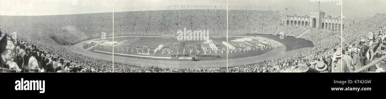 Il Los Angeles Memorial Coliseum fu la sede della cerimonia di apertura delle Olimpiadi estive del 1932. Questo iconico stadio, situato a Los Angeles, California, ha ospitato numerosi eventi storici, con le Olimpiadi del 1932 che segnano un momento significativo nella storia olimpica. Foto Stock