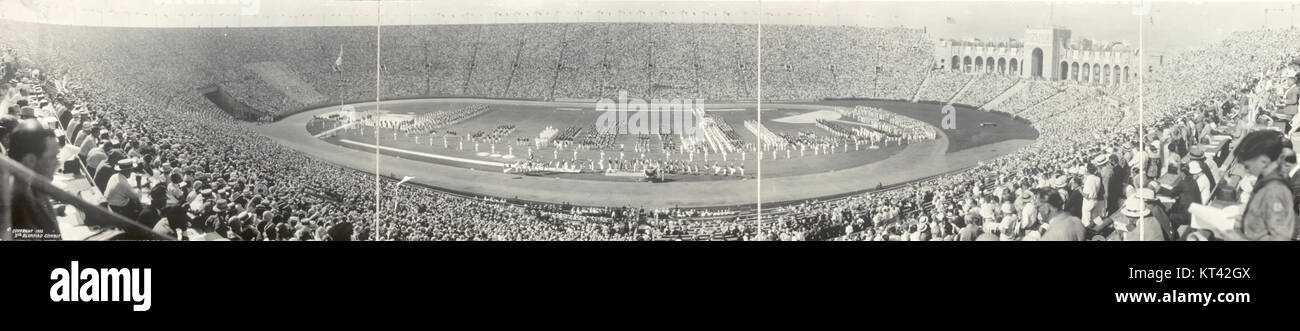 Il LA Memorial Coliseum, un luogo di riferimento, è stato aperto durante le Olimpiadi estive del 1932. Ha segnato un momento significativo nella storia olimpica, essendo uno dei primi grandi stadi di Los Angeles. Foto Stock