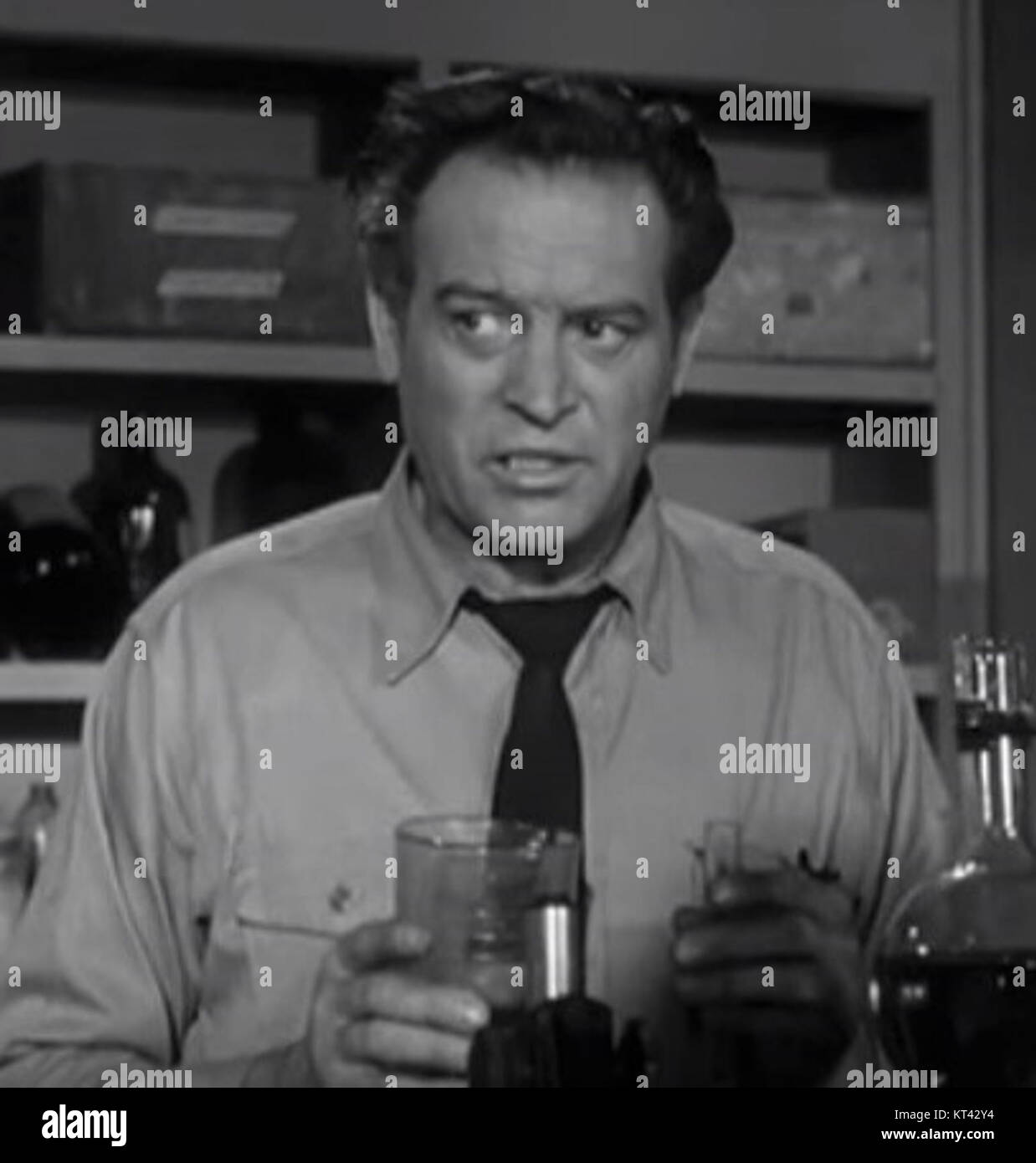 Leslie Bradley ha recitato in "Attack of the Crab Monsters", un film di fantascienza degli anni '1950. Il film presenta una storia di esperimenti scientifici andati storti, portando a creature marine mostruose che minacciano un'area costiera. Foto Stock