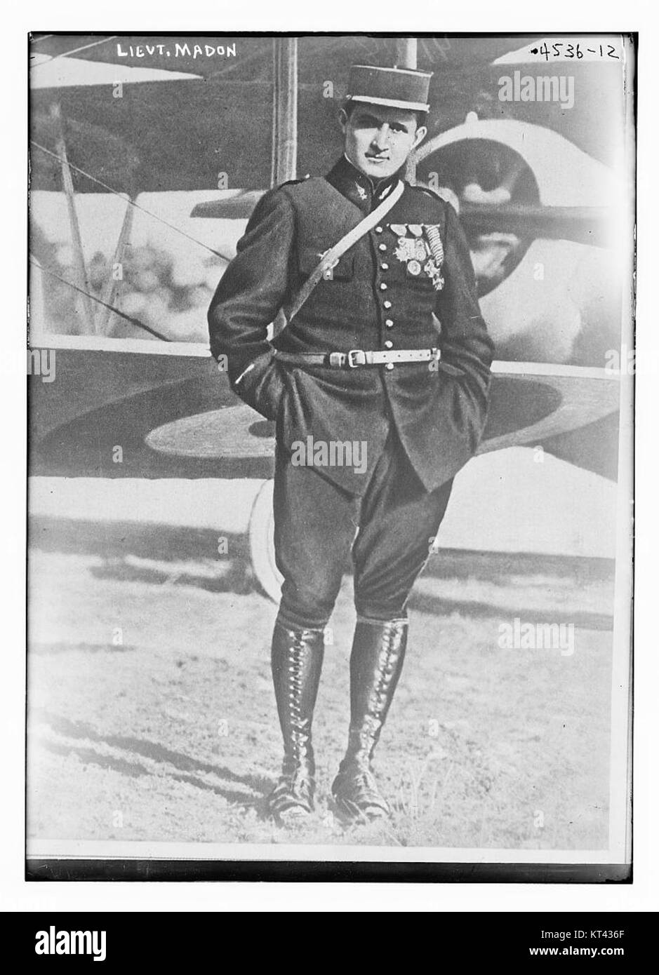 Il tenente Madon è raffigurato in una fotografia storica, probabilmente da un contesto militare. Il suo ruolo e il suo servizio forniscono informazioni sulla storia e sui doveri del personale militare. Foto Stock