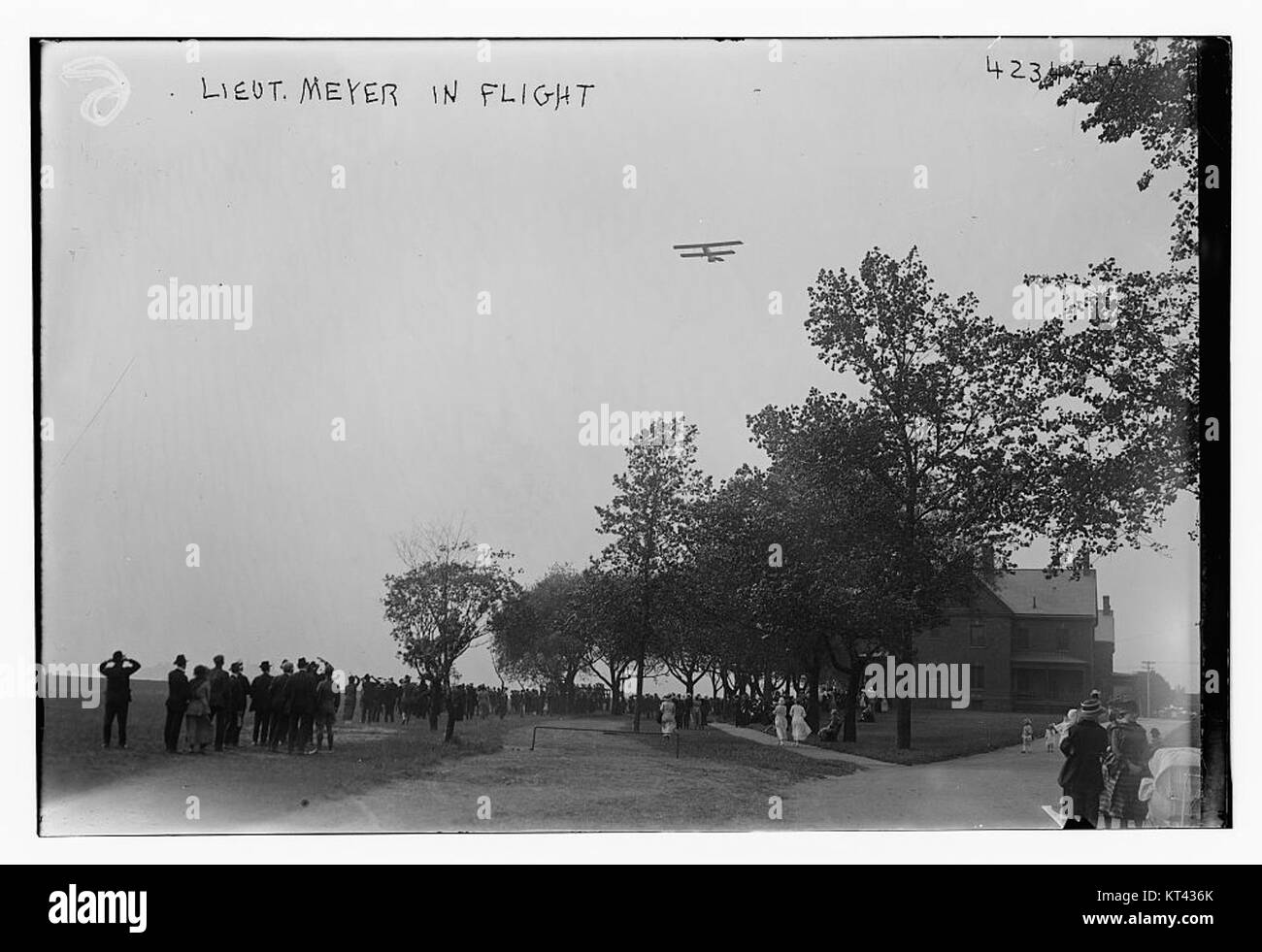 L'immagine del tenente Meyer in volo, catturata nel 1915, raffigura un primo momento nella storia dell'aviazione. La fotografia evidenzia il ruolo dell'aviazione militare nella prima guerra mondiale, mostrando un pilota durante l'addestramento o le operazioni di combattimento all'inizio del XX secolo. Foto Stock