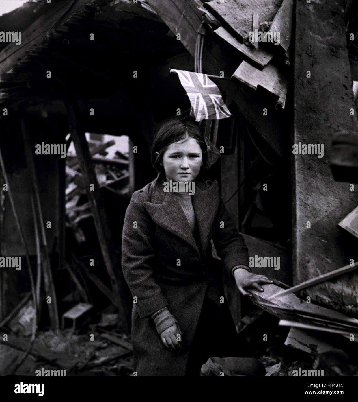 Questa fotografia, scattata a Londra durante la seconda guerra mondiale, cattura le conseguenze di un attacco missilistico V2. I razzi V2 furono una parte fondamentale degli sforzi militari della Germania nazista durante la guerra. Foto Stock