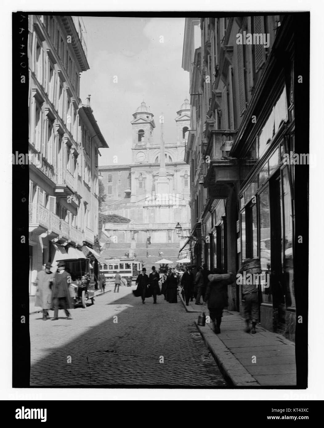 Questa immagine mostra una vista verso Piazza di Spagna, una famosa piazza pubblica di Roma. Conosciuta per il suo significato storico e come una delle principali destinazioni turistiche, la piazza ospita Piazza di Spagna ed è circondata da eleganti edifici e fontane. Foto Stock